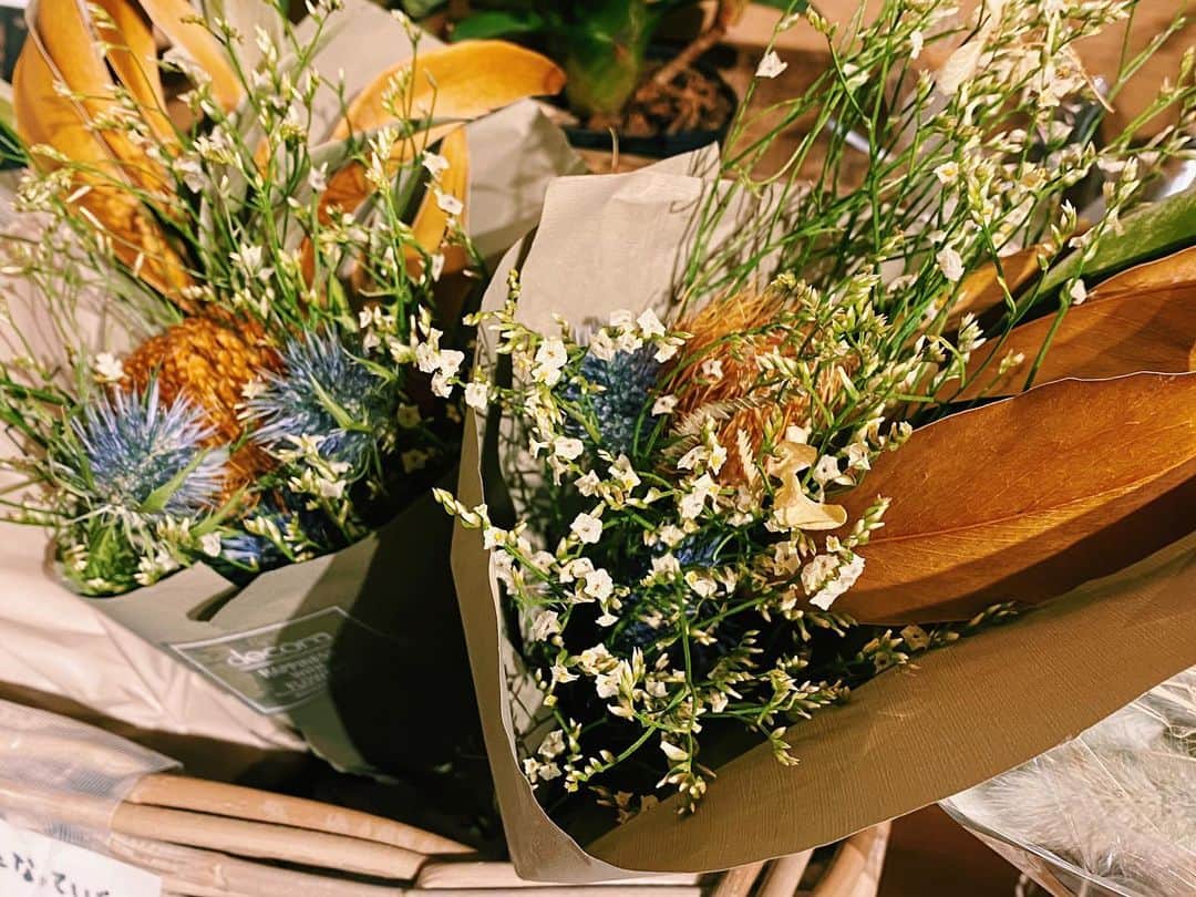 柏の葉 T-SITEさんのインスタグラム写真 - (柏の葉 T-SITEInstagram)「【PICK UP】﻿ 『今週のdecora便🌿 #16』﻿ ﻿ 〈ジャンル〉食・暮らし﻿ 〈場所〉1F 暮らし﻿ ﻿ こんにちは。﻿ フラワーショップ デコラ @decoradecora さんから﻿ 届いたお花をご紹介するこちらのコーナー。﻿ ﻿ まずおすすめなのが﻿ 軽やかなお色の #スターチス の花束。﻿ まだつぼみのものも含まれていて、﻿ これから咲いていくのが楽しみです。﻿ 始めは生花で、そしてしばらくしてからは﻿ #ドライブーケ として長く経過を楽しんで頂けます。﻿  ﻿ 大人気の #パンパスグラス や #コットンフラワー も﻿ もちろん入荷しております！﻿ 1つ1つの印象が強いため、1～2本お部屋に飾れば﻿ すぐに冬らしい素敵な空間が演出ができます。﻿ ﻿ 陽が沈んで暗くなるのが早いこの時期こそ﻿ ふわふわの白い植物で﻿ おうちを明るくしてみてはいかがでしょうか。﻿ ﻿ ーーーーーーーーーーーーーーーーーーーー﻿ また、いつも素敵なお花を届けてくれる﻿ 「decora」さんによる #クリスマススワッグ 作りの﻿ ワークショップが11月〜12月に開催されます。﻿ ﻿ 数種類のヒバを使い、薫りに癒されながら﻿ つくることができるナチュラルなスワッグ作りです。﻿ ﻿ 残りの枠数は以下の日程のみとなりました。﻿ ご予約はお早めに！﻿ ■11月27日(金)﻿ ・11:30-12:30 残り3枠﻿ ・13:00-14:00 残り1枠﻿ (⬇️ご予約は柏の葉T-SITE公式HPから⬇️)﻿ @kashiwanohatsite﻿ ﻿ #柏の葉tsite #tsite #柏の葉蔦屋書店 #蔦屋書店 #おうちガーデン #decora #お花のある暮らし #フラワーショップ #フラワーギフト #冬のインテリア #スワッグ」11月23日 18時25分 - kashiwanohatsite