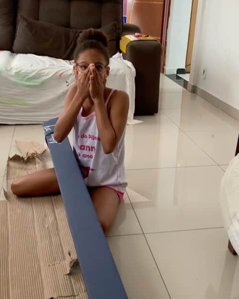 アルトゥール・オヤカワ・マリアノのインスタグラム：「A Jeanne @jeanne.barbosa201 de apenas 10 anos de idade é atleta da Ginástica Artística. No momento ela treina só três vezes por semana no ginásio e nos outros dias se empenha para treinar como pode em casa.  Além de se dedicar aos treinos, Jeanne trabalha para tornar realidade seu sonho:  a atleta faz e vende docinhos para custear sua viagem para o Campeonato Brasileiro, em 2021. Tão nova e já muito determinada a correr atrás do que deseja. Jeanne é um orgulho para nós atletas e espelho e inspiração para todos! Que essa trave da @rampazoesportesoficial seja muito útil para os seus treinos e que você consiga realizar todos os seus sonhos!  @estela_baptista ❤️❤️❤️☀️ . . . #cbg #caixa #ecp #fab #cda #timepetrobras #gymnastics #gym #futuro #ginasta」