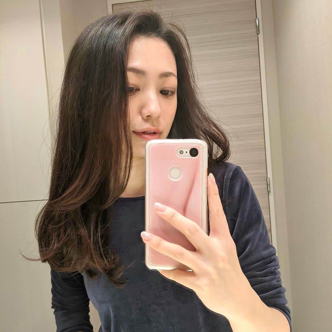 のインスタグラム：「. 5月に13cm切って、9月に7cm切って、また10cm切ったよ✂️（髪の伸びる早さよ🙈） さすがにイメチェンになったはず…🤔 まだ慣れないけれど、暫く王道ロング楽しみます👑 ちなみにこの服はリアルパジャマ😪過去1着心地良い🙊 . . #hair #hairstyle #ヘアスタイル #ロングヘア #イメチェン」
