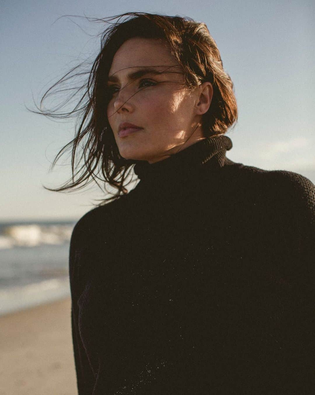 キャンディス・ハフィーンのインスタグラム：「Looking out on the morning rain, wadoop. 🖤」