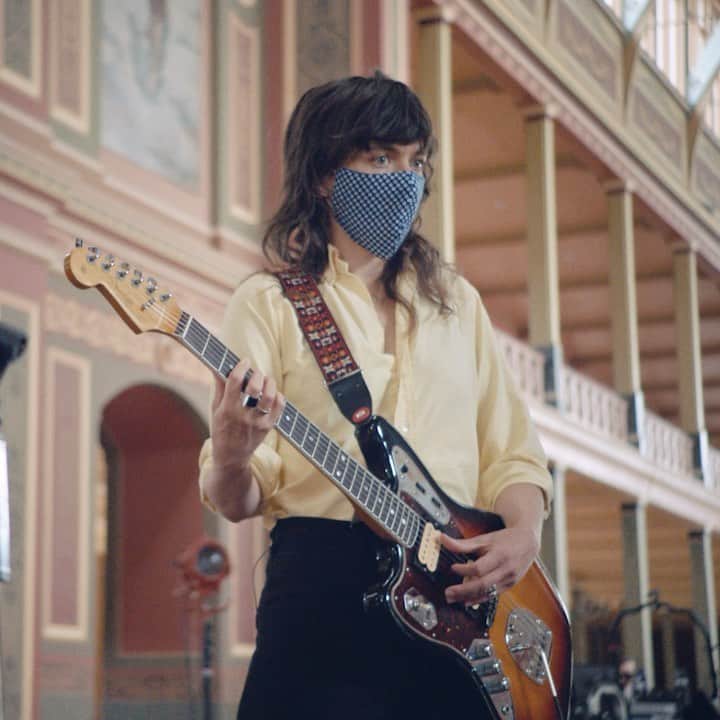 コートニー・バーネットのインスタグラム：「I’m going to be playing a special show with my band at the @RoyalExhibitionBuilding, Melbourne ❤️❤️❤️ It will be streamed on Thursday 17th December in five time zones around the world so you can pick the best one for wherever you are! Tickets on sale Friday 27th Nov at 9am Aus East Coast time (Thursday at 10pm GMT / 5pm ET / 2pm PT). If you’re on my mailing list, check your inbox and junk mail for pre-sale info.   I'd like to acknowledge that this performance takes place on stolen land. The Traditional Owners of this land are the Boon Wurrung and Wurundjeri people of the Kulin Nation and i pay respect to their Elders past and present.」