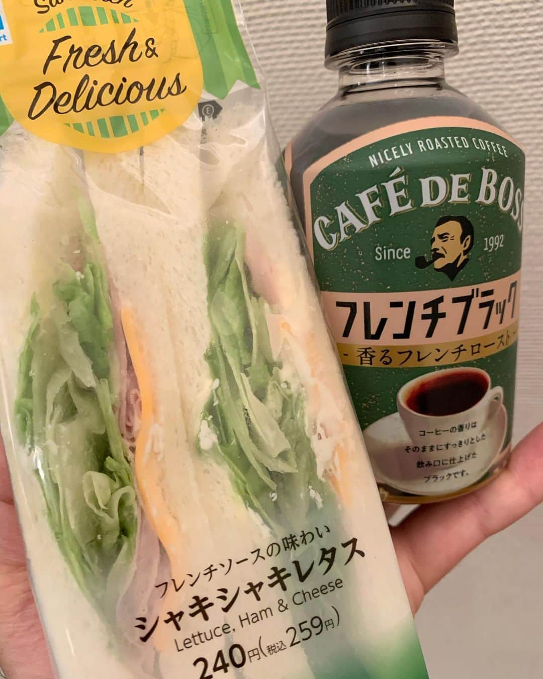 酒井雄二のインスタグラム：「ラスボスパン。 グリーンチョイスという趣向 楽しい祭だったな。 ありがとう #ファミリーマート さん #サントリー さん  #ボスパン #ボスパーン  #カフェドボス」
