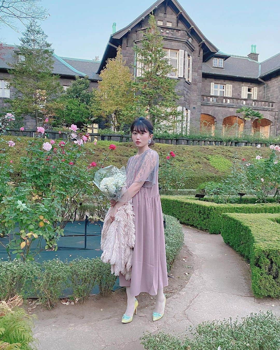 増澤璃凜子さんのインスタグラム写真 - (増澤璃凜子Instagram)「結婚式で行った  #旧古河庭園 💒🌿💭💠 . 秋に咲く薔薇が沢山咲いてて本当に 綺麗で、洋館の内装もとっても綺麗だったので 積極的に結婚式を皆ここで挙げて欲しい気持ち🌹💍✨ . ドレスは @merryjenny_instagram で買いました👗 普段から行く場所会う人に合わせて 服とかメイクを変えるけど、ぴったりでよかった🥰 #洋館 #バラ園 #りりこふく #お呼ばれコーデ #お呼ばれドレス #rosegarden」11月23日 18時33分 - ririkomasuzawa