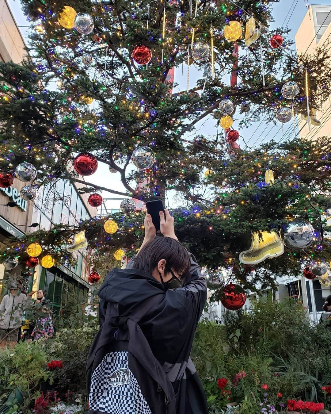 翔さんのインスタグラム写真 - (翔Instagram)「It’s starting to look like fall. I’ve never seen so many leaves.  I also stopped by a fishing cafe. It was fun! 友達と日本の秋を楽しんだよ！ こんなにいっぱい葉っぱを見たことがなかったからテンション上がった！  魚カフェにも行ったんだけど僕が一番釣れなかった。。。 楽しい1日だった！   # @ami_onuki #ありがとう #rompus」11月23日 18時44分 - sho0509official