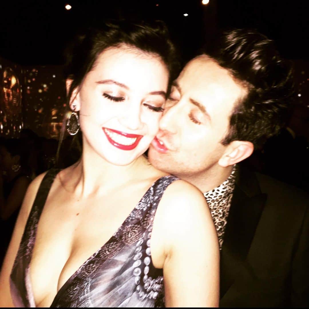 デイジー・ロウのインスタグラム：「My iPhone decided to make me very nostalgic this morning & show me a slideshow of my camera roll from the BFAS in 2015?? Throwing back to a time when we were all dressed up with somewhere to go @nicholasgrimshaw @alexachung @saundersstudio @kegrand @rosiehw @poppydelevingne ♥️♥️♥️Happy Monday ♥️♥️♥️」