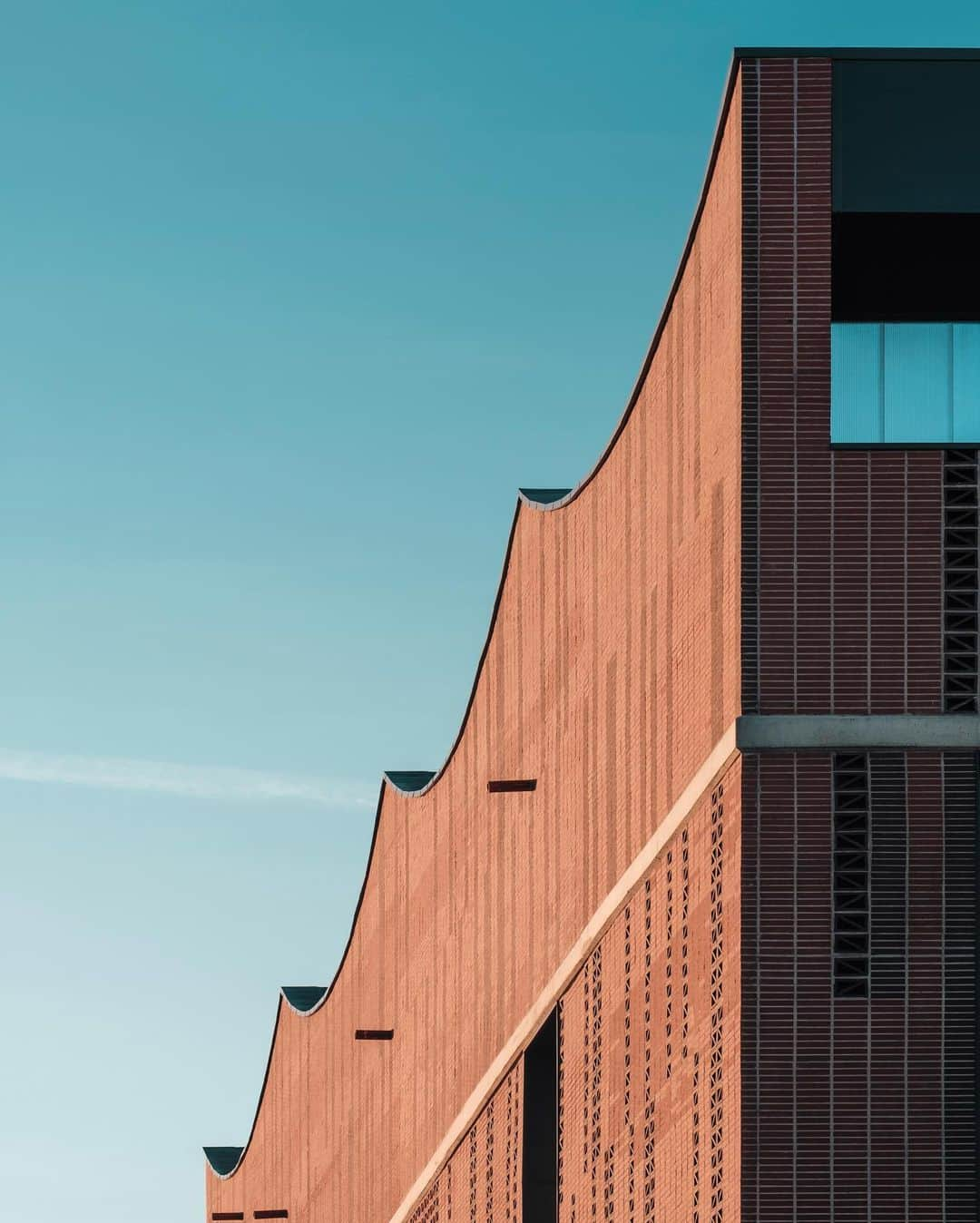 Nicanor Garcíaのインスタグラム：「Brick dance : Danza de ladrillos #nicanorgarcia @travelarchitectures   En esta serie de fotografías con la Fujifilm X-S10 utilicé la simulación de película Classic Chrome durante la toma. Esta simulación dá a las imágenes un color suave y mejora el contraste de sombras, logrando una apariencia serena. #FujifilmXS10 #esFujifilmX  In this series of photos with the Fujifilm X-S10 I used the Classic Chrome film simulation during shooting. This simulation gives images a soft color and enhances shadow contrast for a serene appearance. #FujifilmXS10 #esFujifilmX #XS10  #architecture : @bb_arquitectes @gustaugiligalfetti @aia.activitats.instal.lacions」