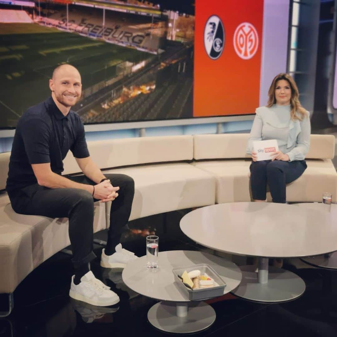 ベネディクト・ヘーヴェデスのインスタグラム：「Gestern live auf Sendung mit @jessica.libbertz für @skysportde.」