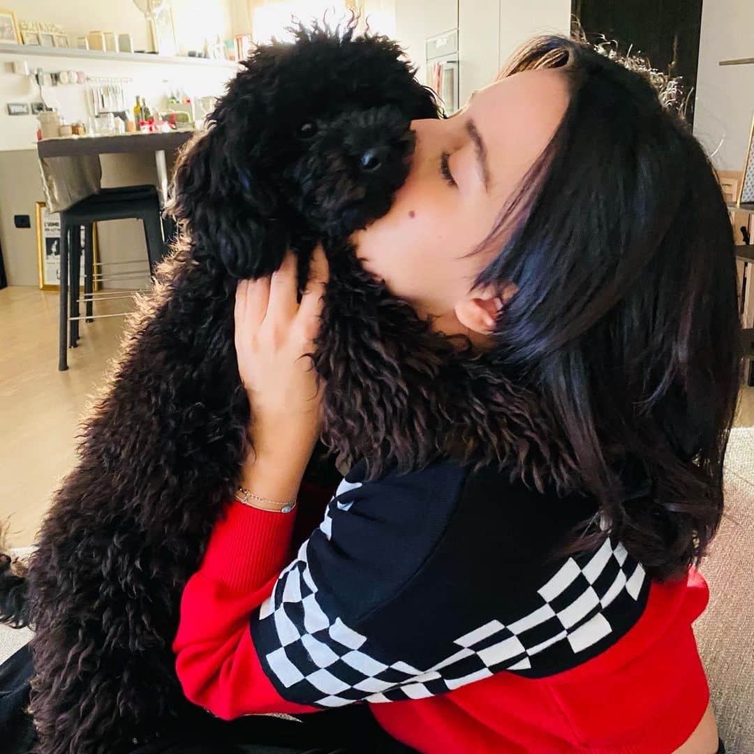 Ambra Angioliniのインスタグラム：「Certe domeniche sono meglio di tanti lunedì #😂 Danda, BUGO, Leo, Cresima di  Matilda con la sua madrina rock, più merenda non documentata fotograficamente con @paolarenga e le mie nipotine stupende #beaesofi」