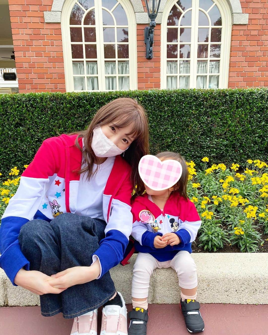 小林真由のインスタグラム：「2歳のお誕生日おめでとう♡﻿ ﻿ 明るくて活発でいつも笑わせてくれる娘👧🏼﻿ よく泣く弟にも優しくしてくれてとっても嬉しいです。何よりこの2年病院にもほぼ行かず健康でいてくれてることに感謝。﻿ ﻿ これからも色々な経験をして一緒に成長していこうね🎂💓﻿ 　﻿ ﻿ ﻿ 誕生日シールをつけてみんなからおめでとうと言ってもらえるのが嬉しかったみたいで、帰ってからもシールぺたぺたしながら誕生日おめでとーは？と大人達から離れません😂笑﻿ ﻿ ﻿ ﻿ #誕生日 #2歳 #バースデー #ディズニー #ディズニーランド #disney #子連れディズニー #ママコーデ #女の子ママ #男の子ママ #ママライフ #コーディネート #ベビー #二人育児」