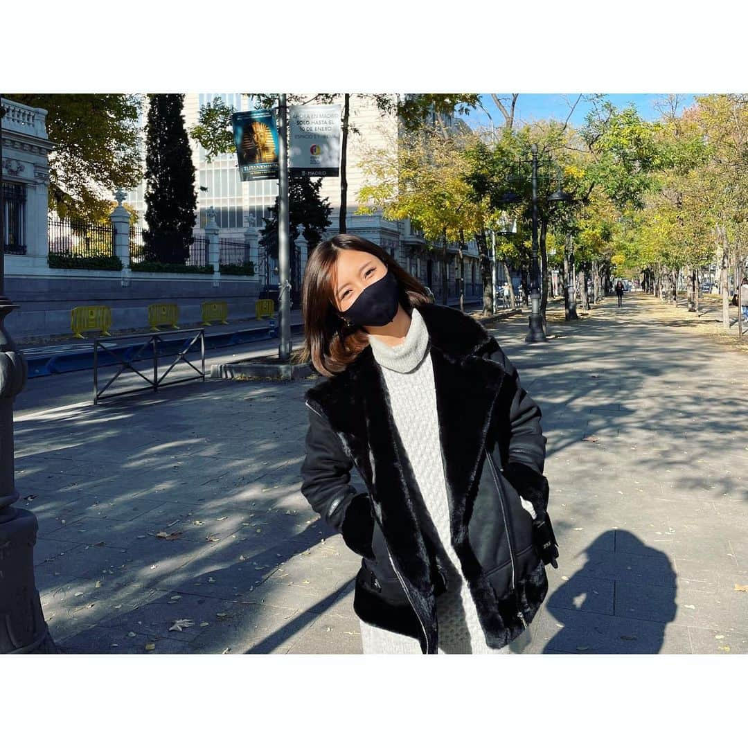 真野恵里菜さんのインスタグラム写真 - (真野恵里菜Instagram)「今季買ったコート🧥 新しいコートがずっと欲しくて 3週間くらい前にアウトレットに行けて 最初に入ったお店で出会いました！ スペインに来てからたまーに見に行く Lauren Ralph Laurenのコート☺️ 他のお店も見てみようか悩んだけど 温かさもサイズ感もよかったので即決！ 着いて10分もせずお買い物終了。 なかなか決まらず1時間見ても何も買わない時もあれば こういうときもあるのが買い物ですね😂 . . マドリードはすっかり寒くなりました。 朝のお散歩では芝生に霜が降りてることも😳 愛犬が、なんだこれは？と匂いを嗅いでました🐶 クリスマスまであと1ヶ月程なので そろそろ家の中をクリスマス仕様にしようと思います🏠🎄 と言いつつ、、 クリスマスツリーって 皆さんいつくらいから飾りますか？？ #お買い物 #新しいコート #日常のひとこま #laurenralphlauren」11月23日 18時43分 - erinamano_official