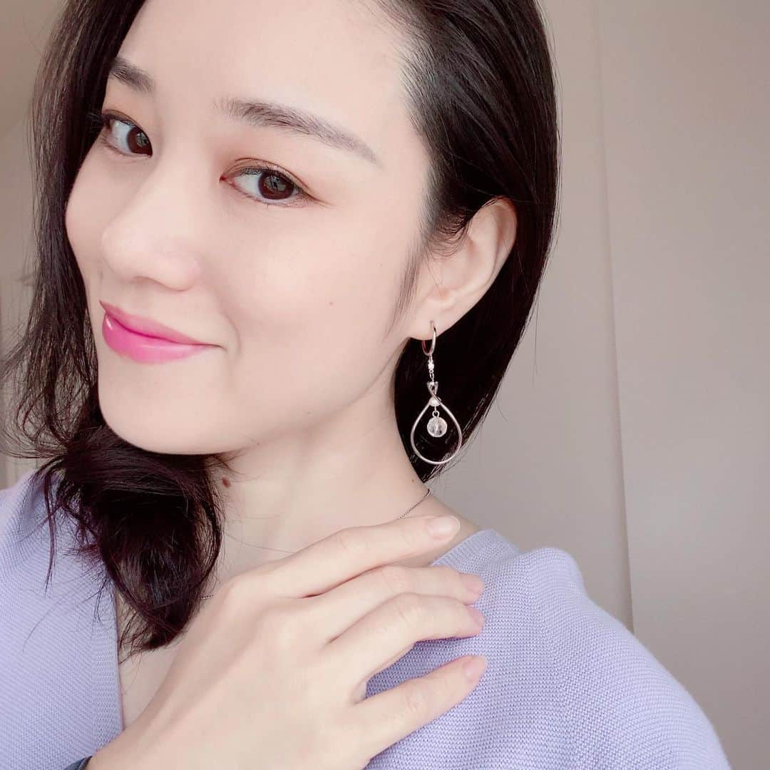 瀬稀ゆりとのインスタグラム：「💓Silver earrings💓  The most favorite thing I bought recently.  . . 新しいイヤリングを購入しました。気づけばゴールドのイヤリングばかりだったので今回はシルバーを…✨ . . . #earrings #myfavorite #accessory #イヤリング #ピアス風 #購入品 #お気に入り #シルバーイヤリング」