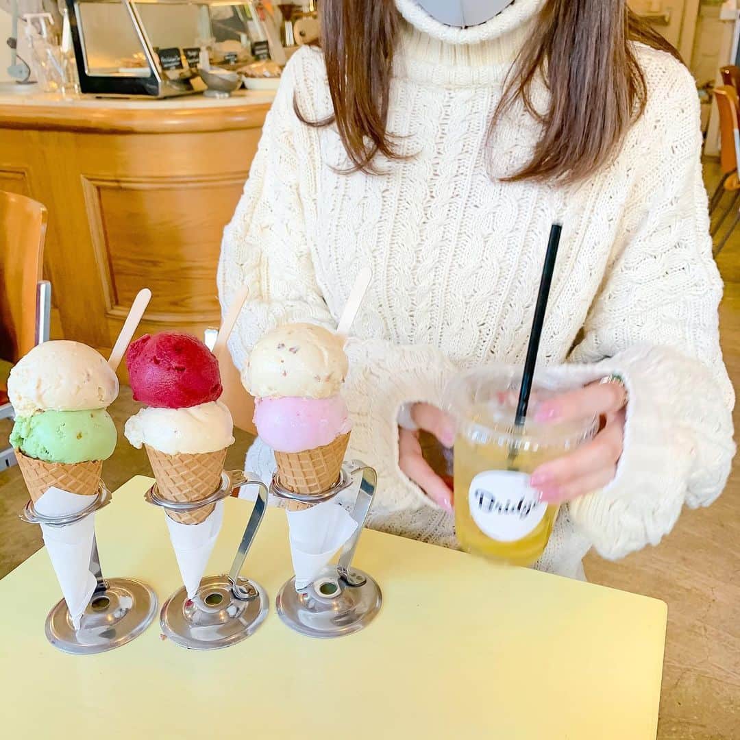 のインスタグラム：「ㅤ ㅤ 前あやかなやぎで カフェ巡りした時の🍨💓 ㅤ カフェ情報は今度 サブ垢に載せようかな〜💭💘 ㅤ ㅤ この白ニットは @lilyboutique の❄️ ゆるっとしたシルエットがお気に入り〜！ 白ニット大好きで たくさん集めちゃう🥺💭🤍 ㅤ 白ニットワンピとかも 今季結構新しいのゲットしている。。 それも明日載せます。。。🥺💕💕 ㅤ ㅤ ㅤ ㅤ ㅤ ㅤ #kana__code #東京カフェ #カフェ #カフェ巡り #東京カフェ巡り #白ニット #アイス #tokyocafe」