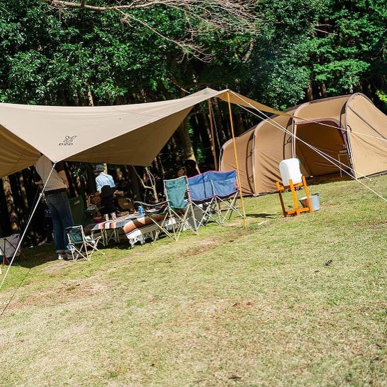 キャンプ情報サイト［ランタン］さんのインスタグラム写真 - (キャンプ情報サイト［ランタン］Instagram)「CAMP SMILE STYLE ／ 全力でキャンプを楽しむ誓いの乾杯！ ＼ いろんなキャンパーのキャンプスタイルを現地取材と一般キャンパーからの投稿で数多く掲載してます。 . . 詳しくは @lantern.camp webサイトをご覧ください . . #camp #camping #outdoor #travel #trip #lantern_smile #nature #キャンプ #キャンプ用品 #キャンプギア #アウトドア #テント #自然 #旅行 #キャンプ初心者  #キャンプ好きな人と繋がりたい #camper #外遊び #LANTERN #キャンプレイアウト #秋キャンプ #かぶとの森テラスキャンプ場 #グループキャンプ #グルキャン #キャンプ酒 #DOD #スノーピーク #snowpeak #diy」11月23日 18時52分 - lantern.camp