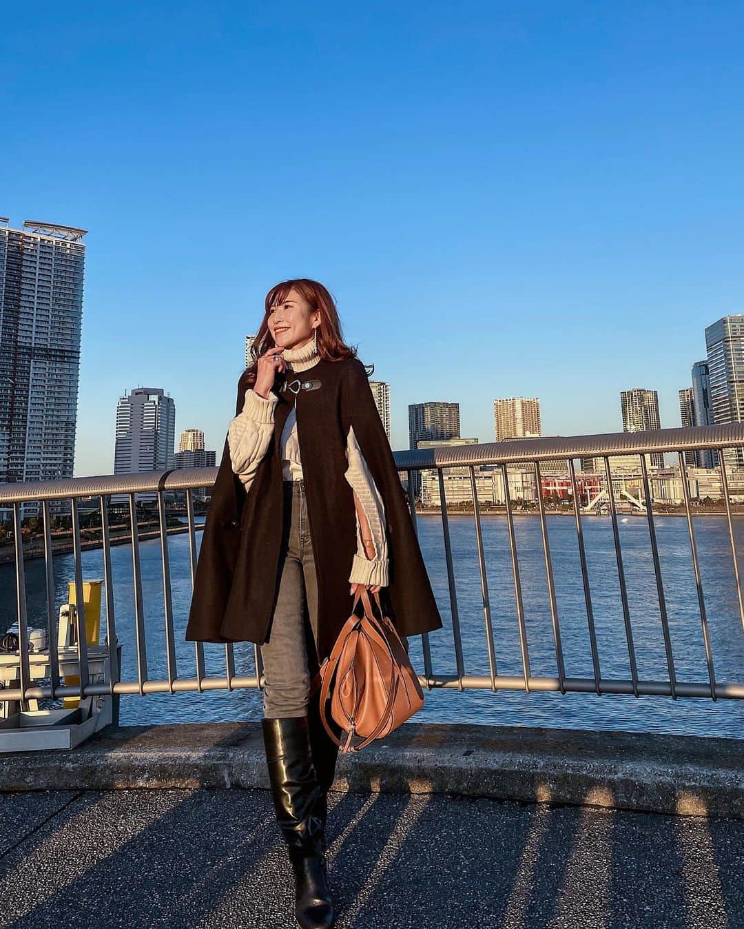 のインスタグラム：「先日のロケ地コーデ。  ここにもたくさんティアラさんが来てました！ みんなチェスターコートやチェック柄やら着てた😂  私はもう持ってないし、 いいやってとりあえず黒っぽい服で行ったよ😊✨  tops @unemansion  bottoms @uniqlo_ginza  shose @gu_for_all_  outer @zara   #きれいめカジュアル#きれいめコーデ#冬コーデ#秋コーデ#カジュアルコーデ#大人コーデ #ママコーデ#ザラジョ#zara#ハイウエストパンツ #冬コーデ#秋コーデ#キンプリ #ティアラ #ジャニヲタさんと繋がりたい #デートコーデ #大人カジュアル #30代ファッション #30代コーデ #unemansion」