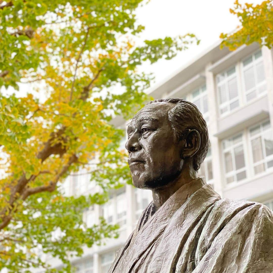 小柳津林太郎さんのインスタグラム写真 - (小柳津林太郎Instagram)「I ran. Visited my university! Felt autumn.   三連休最後は仲間とラン。珍しくも懐かしくも、日吉にある母校にいってきました。銀杏並木も健在。日吉記念館はびっくりするほど立派にリニューアルされていました。  今日は走って、街と大学を散策して、走って、風呂入ってサウナ✖︎水風呂、岩盤浴して、明日から仕事頑張るための英気を養えました、感謝！  #ランニング #散策 #東急東横線 #日吉 #母校 #慶應義塾大学 #銀杏並木 #run #adventure #hiyoshi #keio #rinstagram #staygold」11月23日 18時53分 - rinsta_gram1002