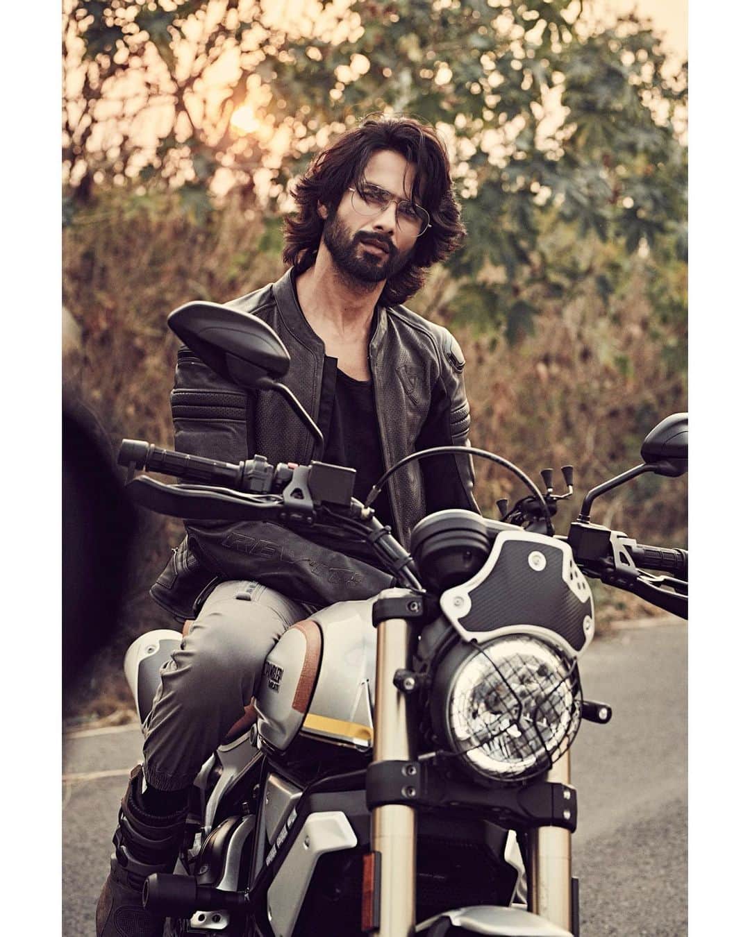 シャーヒド・カプールのインスタグラム：「Anyone want a ride..」