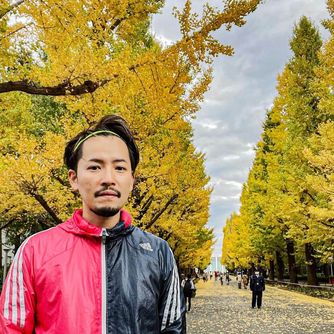 小柳津林太郎のインスタグラム：「I ran. Visited my university! Felt autumn.   三連休最後は仲間とラン。珍しくも懐かしくも、日吉にある母校にいってきました。銀杏並木も健在。日吉記念館はびっくりするほど立派にリニューアルされていました。  今日は走って、街と大学を散策して、走って、風呂入ってサウナ✖︎水風呂、岩盤浴して、明日から仕事頑張るための英気を養えました、感謝！  #ランニング #散策 #東急東横線 #日吉 #母校 #慶應義塾大学 #銀杏並木 #run #adventure #hiyoshi #keio #rinstagram #staygold」