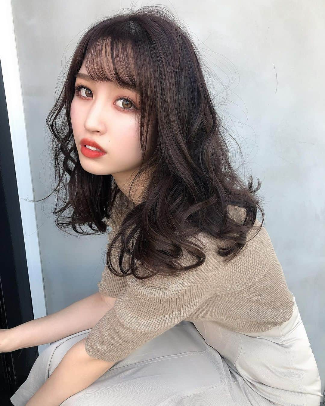 光咲ひなさんのインスタグラム写真 - (光咲ひなInstagram)「. . . 💇‍♀️ deapres nagoya . . .  ツヅキさんとの撮影盛れました😌👏🏻どれにしようか迷ったのでまた載せます✌🏻✌🏻 . . 撮影中バランス取れなさすぎて右手に全体重かけてる🙃🙃 . . 足の裏つけたまましゃがめる人天才だと思う！！！（ヒールありだと流石にできる👠） . . 家に帰ったらやってみてください💁‍♀️💁‍♀️💁‍♀️ . . . #サロンモデル　#サロモ　#サロモ撮影　#サロモ撮影依頼募集中 #サロンモデル希望 #サロンモデル募集中　#アパレル #アパレル店員 #アパレルスタッフ #メイク　#テラコッタメイク #テラコッタカラー #オレンジリップ　#赤リップ　#mac #maccosmetics #リカフロッシュオランジェット #オランジェット　#カンナロゼ　#カラコン」11月23日 18時48分 - hinausa0730