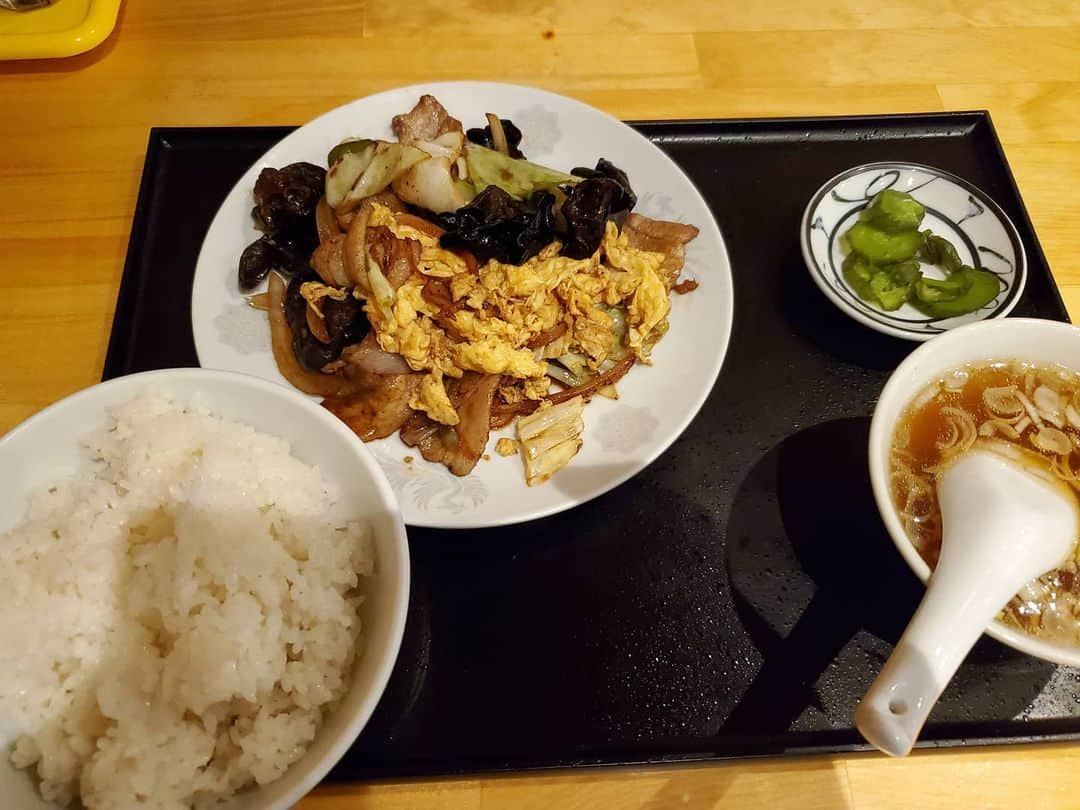 新井義幸のインスタグラム：「ルミネの合間はこんなの食べてます。  こんな時に何なんですが告知です。  11/30(月) 『グリーンカード　〜第7.5世代と思ってますが…なにか！？』 劇場などで普段トリを務める第7.5世代(?)芸人3組がネタにコーナーに大暴れ @MsmileBOX渋谷 出演 ショウショウ はりけ〜んず 2丁拳銃 開演：19:30 前売り3000円 当日3500円 配信チケット1500円 チケット https://t.co/wm5vap0TNz」