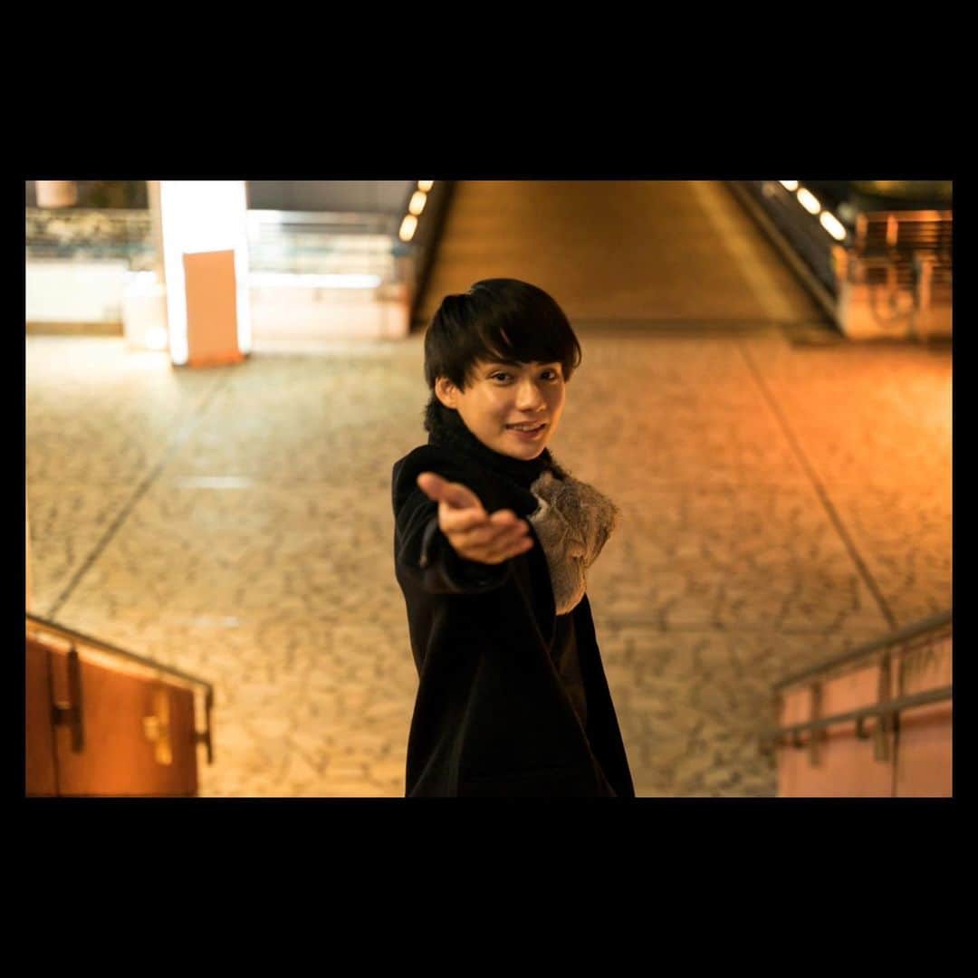 糠信泰州のインスタグラム：「手を差し伸べてる相手はカメラマンの従兄弟です笑 照明は幼なじみがやってくれました✨  二人とも20年来の仲なのでリラックスしてできたよねえ〜〜〜」