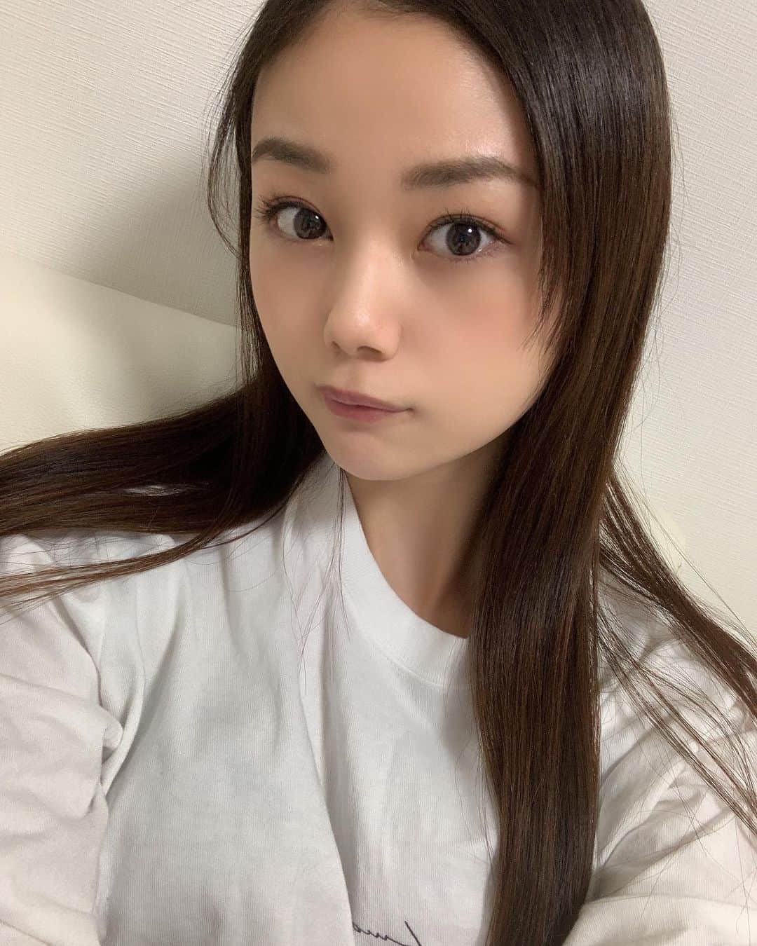 長野じゅりあのインスタグラム：「・ 髪の毛染めたくなってきたなー☺️ ・ ・ #イメチェン　#自撮り　#ストレート　#派手髪」