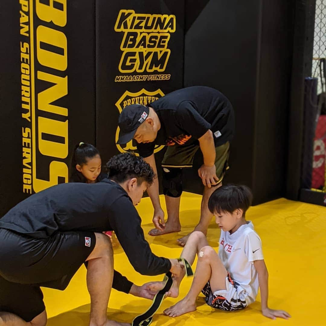 真山景子のインスタグラム：「#BONDS #SECURITY #KIZUNABASEGYM パーソナルジム　キズナベースジムで漢オトコを学ぶ息子。  男の子だなあ。楽しそう😳✨子供って体力凄い！！  #ボンズセキュリティ#キズナベースジム　 初めての本格的な指導、凄い良き時間。やる気溢れてる👍👍 楽しんで、夢中で、身体動かして、 継続できたら、力になるよ😁✨  ありがとうございました🙌  教え方うますぎ💯 全部楽しかった💯 無限時間🤣🤣🤣」