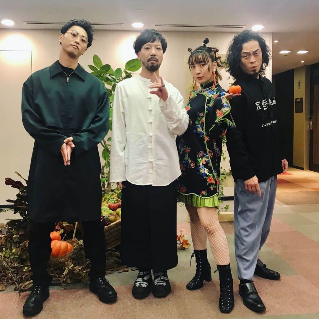 ひらさわあくびのインスタグラム：「フジテレビ系"Lovemusic"ありがとうございました‼️ 新曲"こいつらあいてる"初パフォーマンスでした🌟映像を見て、番組の愛を熱とセンスをとても感じれて観てて楽しくてうれしかったです！ これから放送地域の方はおたのしみにー！！  hair(@kenjyuaoki ) make(@michikofunabikimakeup ) stylist(@oohirokoo )  #ニガミ17才 #lovemusic」