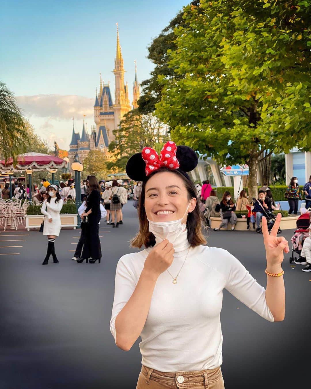 エミ・マイヤーのインスタグラム：「The reservations-only-temperatures-checked-mask-wearing version of the Happiest place on earth! 久しぶりに完全予約制のディズニー行って来ました💓　#tokyodisneyland #東京ディズニーランド」