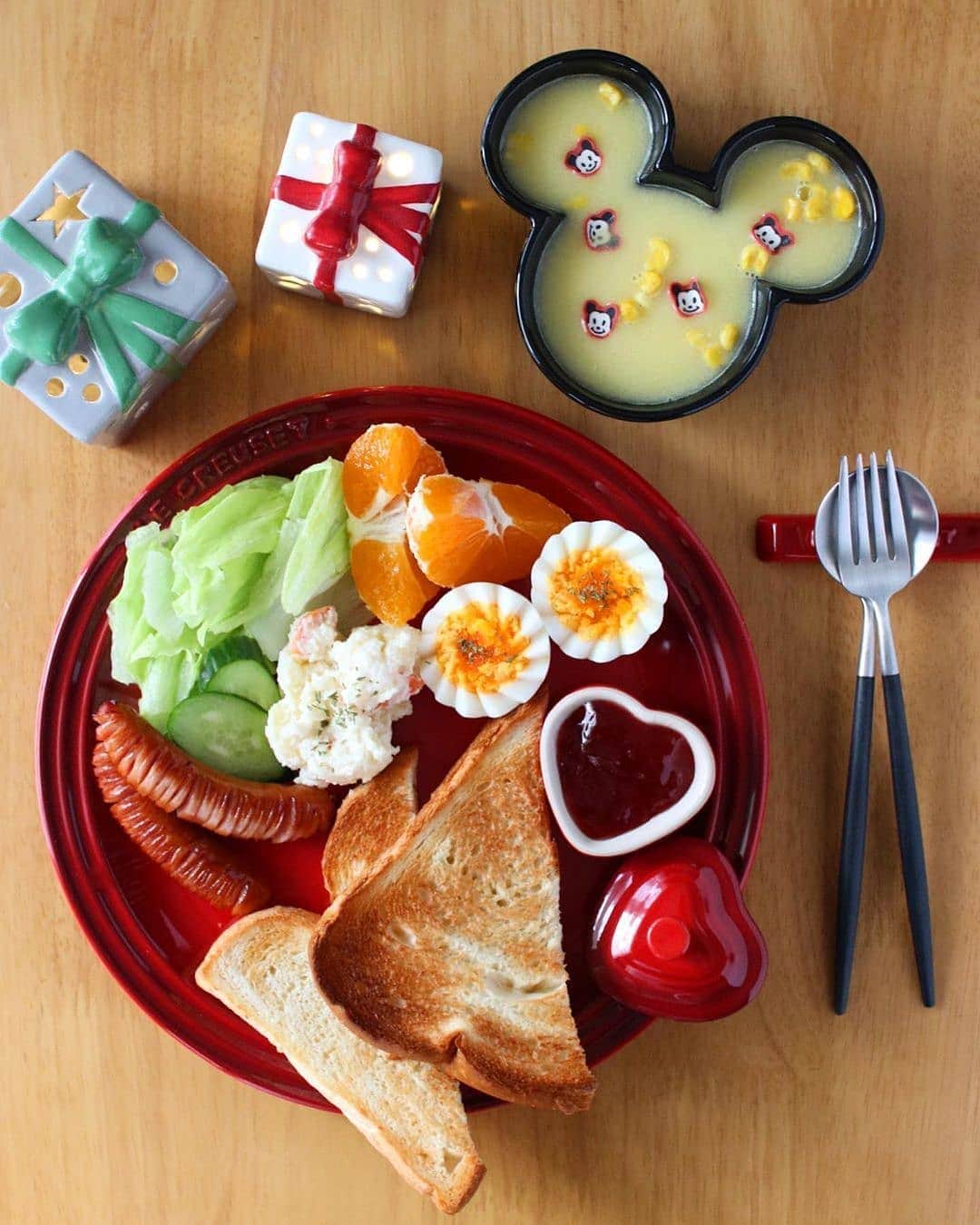 Le Creuset Japon　ル・クルーゼ ジャポンさんのインスタグラム写真 - (Le Creuset Japon　ル・クルーゼ ジャポンInstagram)「手作りパンのトーストに玉子、ソーセージやフルーツ。朝の元気がいっぱいに詰まった、@jangnammae_table2 さんのモーニングプレートをご紹介！ミッキーマウス コレクションのお皿からは、最近誕生日だったミッキーが思い出されます。 朝一番、手作りパンの幸せな香りで、素敵な一日のスタートがきれそうですね。  #ルクルーゼ #lecreuset #ルクルーゼのある食卓 #モーニングプレート #ワンプレート #彩りごはん #元気が出るごはん #ワンプレート #盛り付け #スタイルテーブル #豊かな食卓 #朝食 #フーディーテーブル #テーブルコーディネート #テーブルフォト #朝ごはん #ワンプレートごはん #手作りパン #ディズニー」11月23日 18時58分 - lecreusetjapon