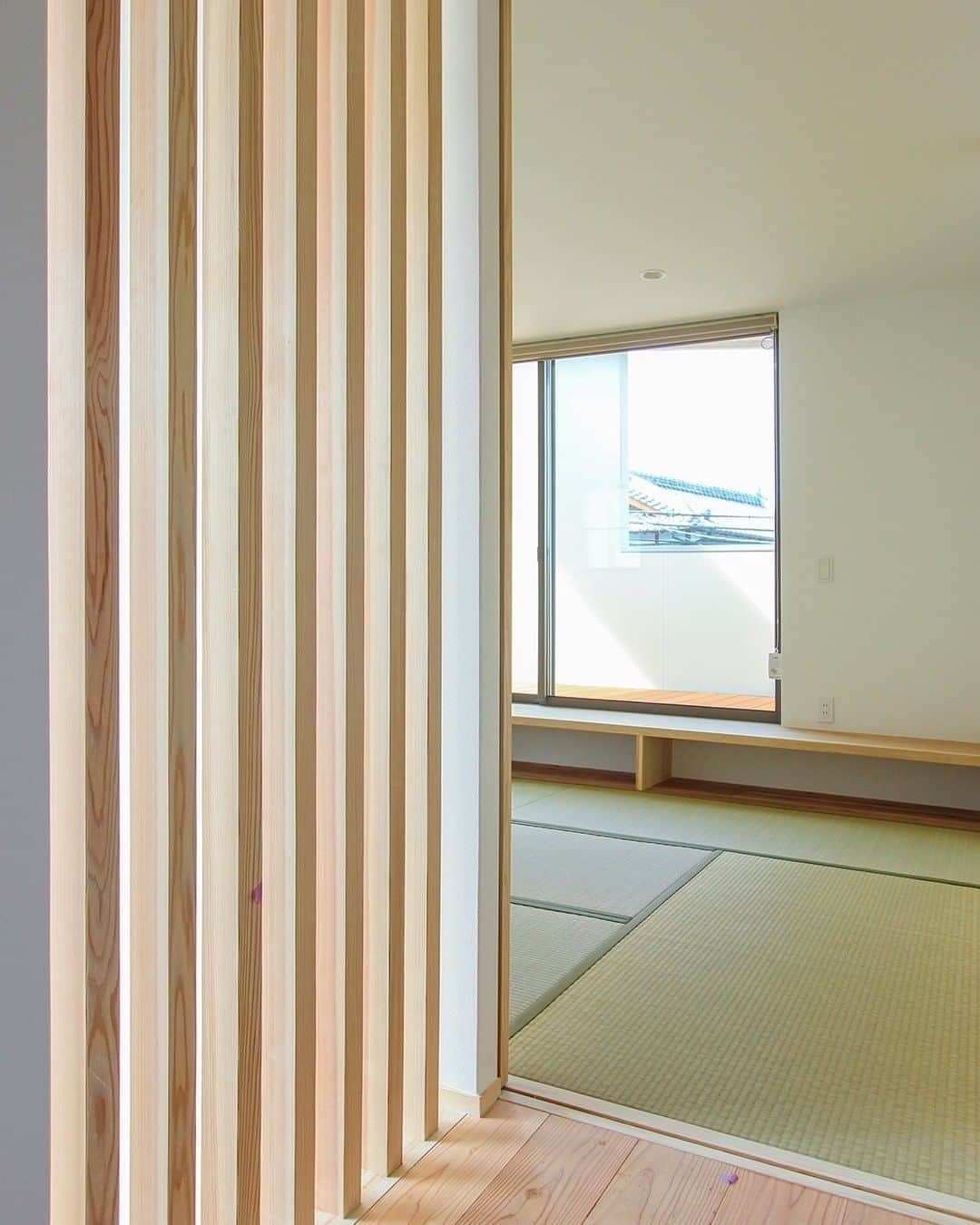 takanohomeさんのインスタグラム写真 - (takanohomeInstagram)「【新築／最新施工事例】 『屋形原の家』09  Designed by Mutou  2階へあがると、木格子を通った 吹き抜けの光にハッとします。 和と洋、どちらにも響く木のアクセントが お住まいに調和していて楽しいです。  タカノホーム【新築】ホームページ 建築事例集コーナーをチェック！ ----------------------------------- @takanohome ----------------------------------- プロフィール覧のURLをクリックして リンクリストの↓ 完工！新築 「屋形原の家 09」から ご覧いただけます。  #タカノホーム #タカノホーム福岡 #takanohome #福岡  #福岡の家づくり #新築 #注文住宅 #リノベーション #リフォーム #不動産 #工務店 #家 #家づくり #住まい #建築 #デザイン #木の家 #暮らし #インテリア #lifestyle  #house #home #architecture #design #interior #住宅 #ホームツアー #施工事例 #木格子 #畳」11月23日 19時00分 - takanohome