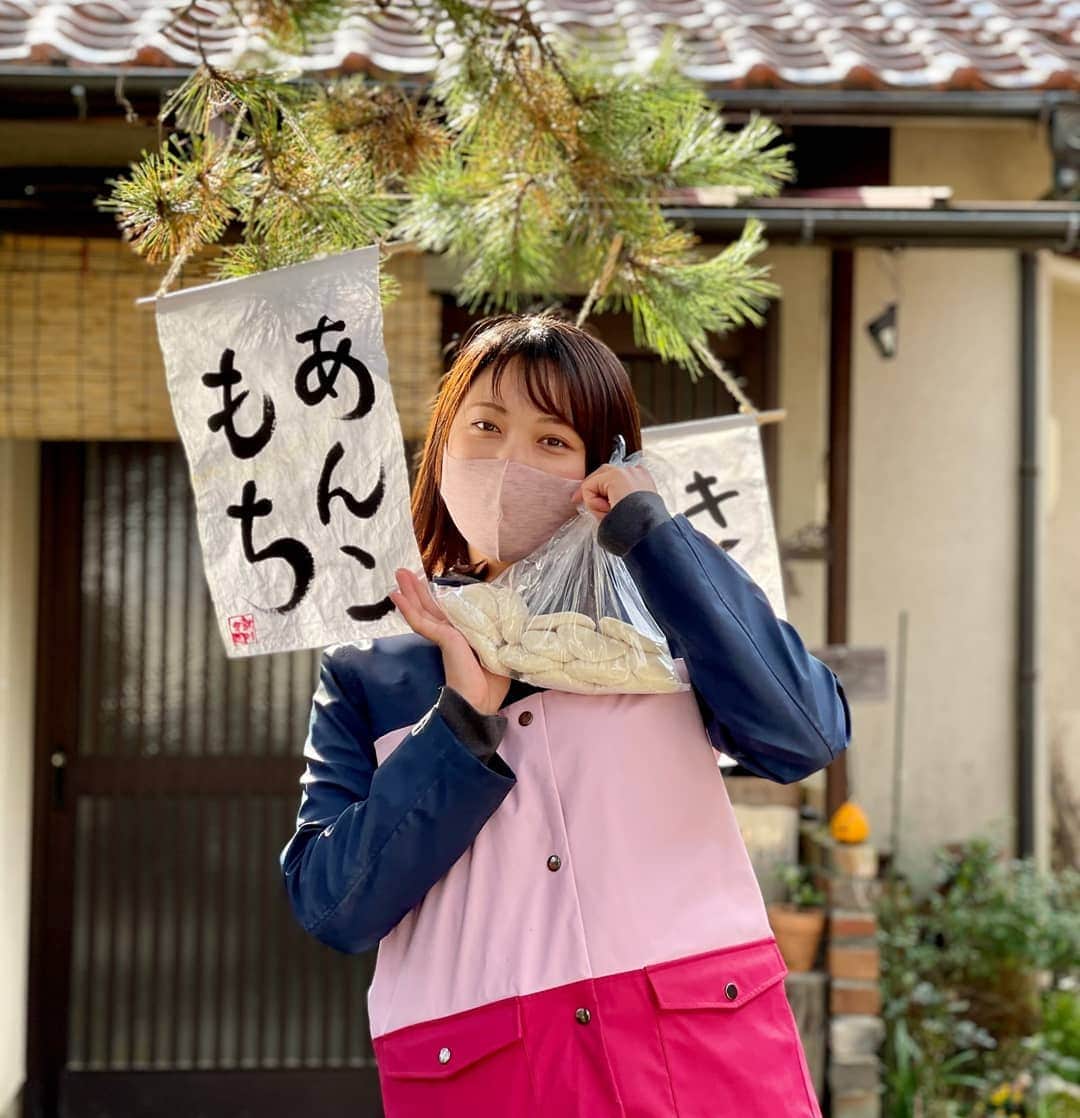 西口真央のインスタグラム：「会社の先輩方とお餅をつきに🍁 つきたてのお餅は ふわっふわっっで甘〜くて優しい味🤤 広島県廿日市市佐伯の郷土料理 「佐伯汁」 も皆で作りました🤤 幸せ休日♥  ロケでもお世話になった前川農園！！ また行きたいな〜 #餅つき #台唐餅 #廿日市市佐伯 #佐伯汁 #餅大量生産 #餅ピザ」