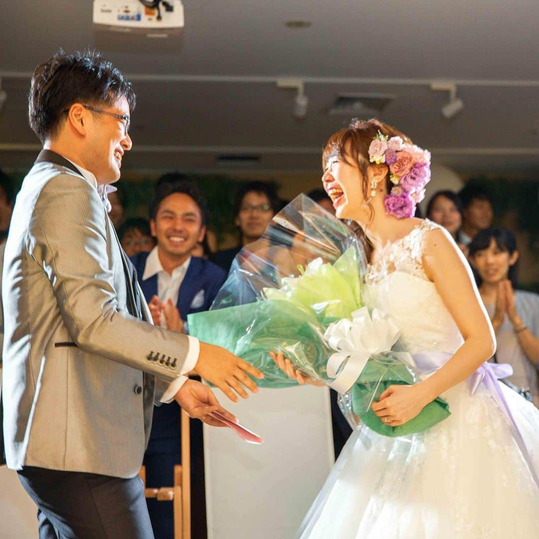 hacocoro weddingさんのインスタグラム写真 - (hacocoro weddingInstagram)「. 一生に一度のweddingだから 普段伝えられない気持ちを伝えてみたい、、、  でも、実際にどうやったらいいんだろう？ サプライズって何が正解なの？  そう考えている方も 多いのではないでしょうか？  お手紙を書いてみたり、 お花束をプレゼントしたり、 会場を感動の一体感に巻き込む事はもちろん  ご友人にご協力いただいた 笑いありのサプライズムービーだって、  ご両親にご協力いただいた 涙なしには見れない手紙ロールだって、  ミッションに成功しなければもらえない サプライズプレゼントだって、  どんな内容でも “相手の気持ちが動くこと” が、サプライズ成功の鍵なのです🔑  ------------------- #hacocoro をつけて、 皆さんの素敵なアイデアをシェアしてね⁂* 公式IGにてリグラムされるかも♡ ------------------- #ココロつながる笑顔の連鎖 #wedding #artdirection #15次会 #花嫁DIY #パーティ #会費制ウエディング #幹事代行 #二次会代行 #2020秋冬婚 #ウエディングフォト #ウエディングプランナー #会場コーディネート #結婚式 #結婚式DIY #結婚式二次会 #装飾 #貸切会場 #貸切パーティー#二次会会場 #プレ花嫁 #おしゃれさんと繋がりたい #結婚式を諦めない #サプライズ  #結婚式サプライズ #ウェディング演出 #サプライズ演出 #感動シーン」11月23日 19時09分 - hacocoro_wedding