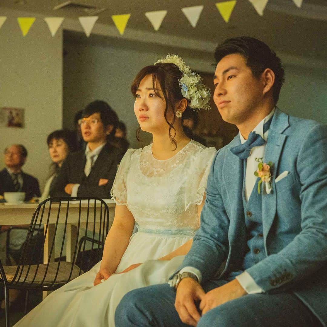 hacocoro weddingさんのインスタグラム写真 - (hacocoro weddingInstagram)「. 一生に一度のweddingだから 普段伝えられない気持ちを伝えてみたい、、、  でも、実際にどうやったらいいんだろう？ サプライズって何が正解なの？  そう考えている方も 多いのではないでしょうか？  お手紙を書いてみたり、 お花束をプレゼントしたり、 会場を感動の一体感に巻き込む事はもちろん  ご友人にご協力いただいた 笑いありのサプライズムービーだって、  ご両親にご協力いただいた 涙なしには見れない手紙ロールだって、  ミッションに成功しなければもらえない サプライズプレゼントだって、  どんな内容でも “相手の気持ちが動くこと” が、サプライズ成功の鍵なのです🔑  ------------------- #hacocoro をつけて、 皆さんの素敵なアイデアをシェアしてね⁂* 公式IGにてリグラムされるかも♡ ------------------- #ココロつながる笑顔の連鎖 #wedding #artdirection #15次会 #花嫁DIY #パーティ #会費制ウエディング #幹事代行 #二次会代行 #2020秋冬婚 #ウエディングフォト #ウエディングプランナー #会場コーディネート #結婚式 #結婚式DIY #結婚式二次会 #装飾 #貸切会場 #貸切パーティー#二次会会場 #プレ花嫁 #おしゃれさんと繋がりたい #結婚式を諦めない #サプライズ  #結婚式サプライズ #ウェディング演出 #サプライズ演出 #感動シーン」11月23日 19時09分 - hacocoro_wedding