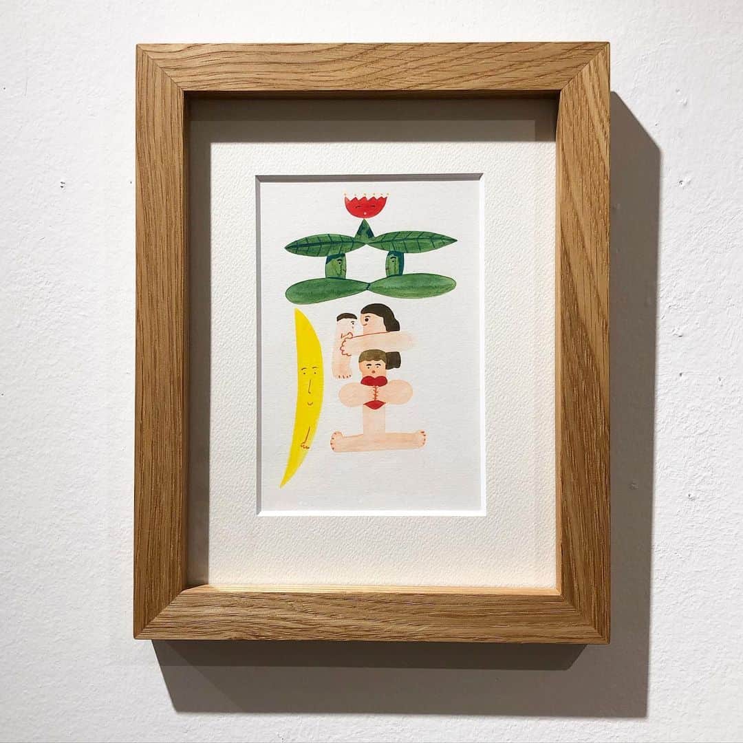 Boojilのインスタグラム：「みなさま、お元気ですか？ わたしは元気です🌞  個展が始まって早いもので明日が最終日。この一年は本当に時間の経つスピードが早くて、早くてもうすぐそこに２０２１年が迫っている。  それでも、この個展中、顔をあわせてお客様や友人とお話した時間は特別な思い出となりました。  こんなにも不自由に操作された世の中で、生で絵を見に来てくださったみなさまには感謝しかありません。  こんな時代に突入して、人と人が集い、対話し、触れ合うことが容易ではなくなってしまった中で、それでも信じていること、大切にしたいこと  それは人は人と触れ合い、愛情を感じ、人生が豊かになっていくものだと思っている。  悲しいニュースが毎日メディアで飛び交う中で、同じ時代に生きる人、これから産まれてくる人、みんなが生き生きと生きることができる社会になることを切実に願っています。  産まれてきた人が皆、自分の名前を大切に愛し、愛されて健やかに生きていけますように。  今日、この「産」という作品が巣立つことが決まって、この絵に込めた想いを書き留めておこうと思いました。  ご来場くださったみなさま、そして、名前を描かせてくださった2000名以上の同じ時代を生きるみなさんに感謝申し上げます🌷明日は最終日、夕方ちらっと顔を出す予定です。  #名前　#みんなのなまえ展 #なまえ　#ネームアート #由来　#命名　#命名書 #出産　#初産　#赤ちゃん #boojil #コロナに負けるな」