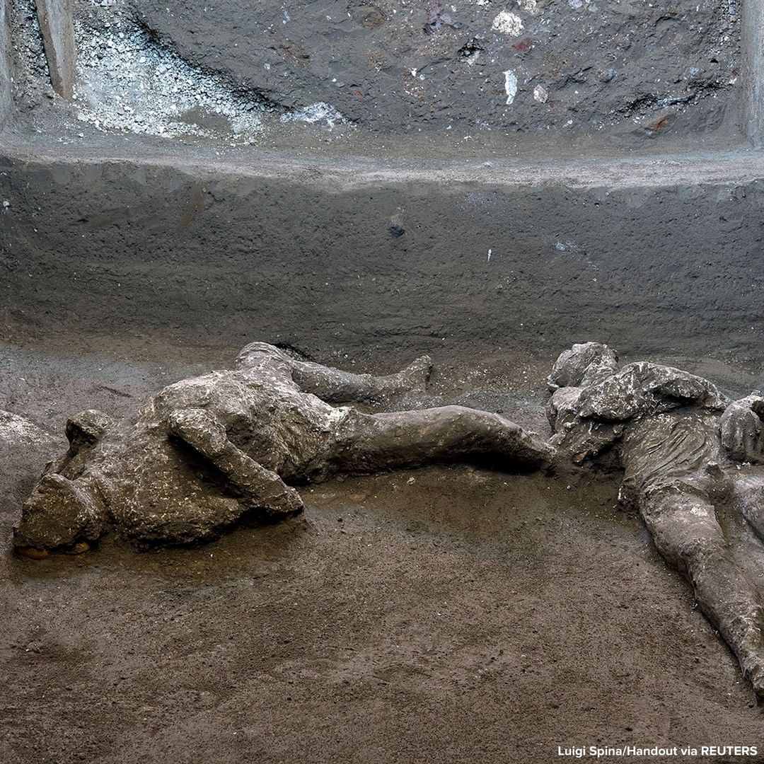 ABC Newsさんのインスタグラム写真 - (ABC NewsInstagram)「Skeletal remains of what are believed to have been a rich man and his male slave attempting to escape death from the eruption of Mount Vesuvius nearly 2,000 years ago have been discovered in Pompeii.」11月23日 19時10分 - abcnews