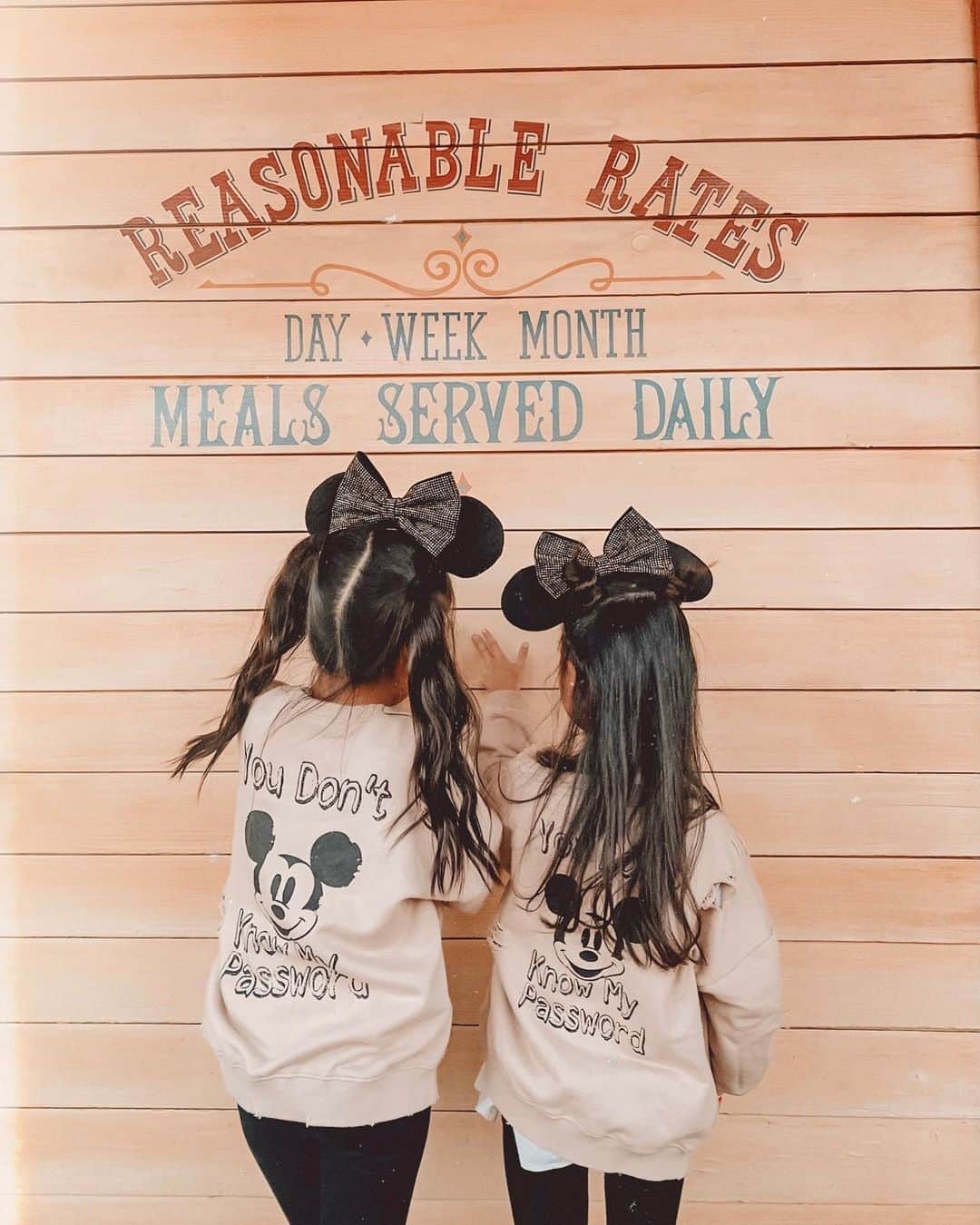 ✷kana✷のインスタグラム：「🌈🏰🤎 . . ひさびさの4人でディズニー👩‍👩‍👧‍👧 新アトラクション見事に外れてショック だったけど、それでもいつも以上に たのしめたよね♡♡♡ . たくさん質問いただいた 娘達のmickeyトレーナーは @come_true_store  レースアップブーツは @kokomishop.sale  です！DM返せずすみません！ . #disneyland」