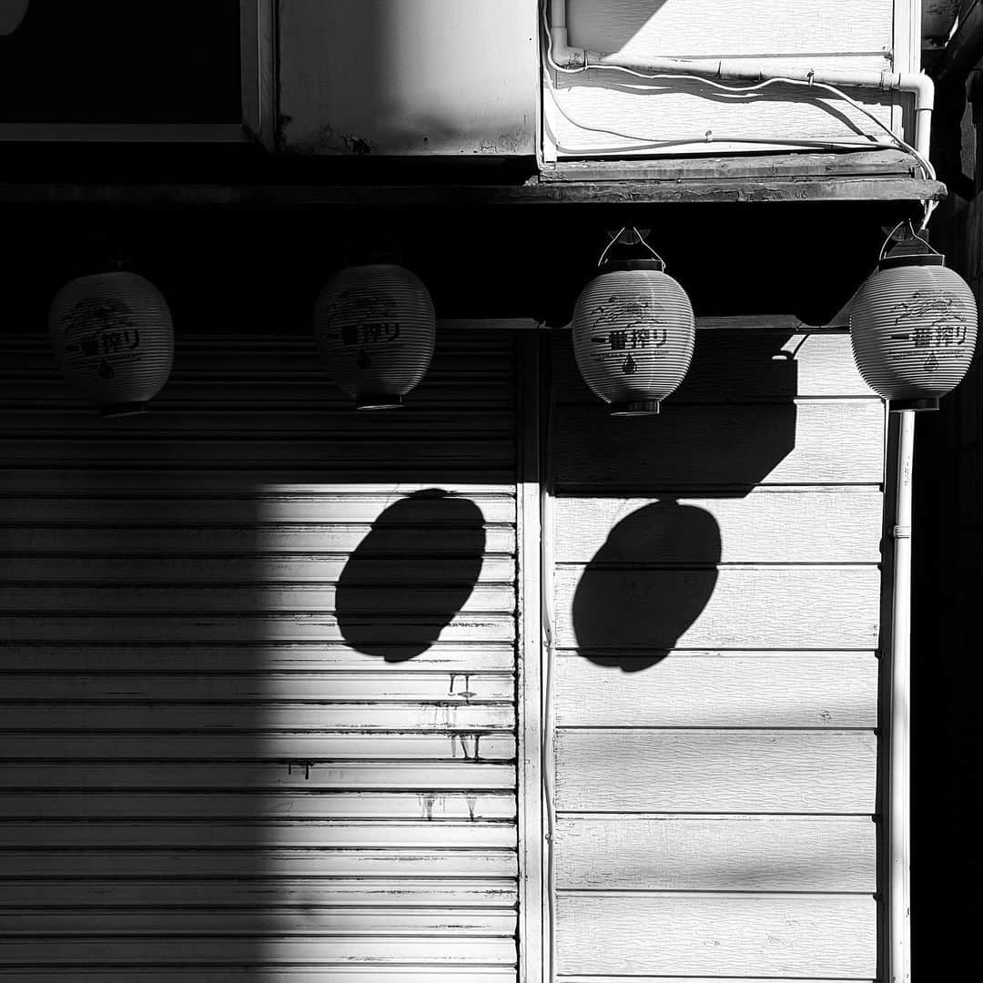 naotakeのインスタグラム：「ちょうちん - Paper lanterns / iPhone 12 Pro Max & Snapseed, 20201124 . . マックの三角チョコパイに唾液を奪われる。 . . bw12 #spicollective #royalsnappingartists #infamous_family #rsa_main #infinity_photo_cult #2_fineart #jp_gallery_member #jp_gallery_bnw #trb_bnw #wp_bnw  #bnw_life #bnwlife_member #bnw_life_shots #bnw_captures #world_bnw #top_bnw #team_jp_ #team_jp_モノクロ #ig_energy_bw #ig_nihon #streetphotographybnw #igersjp #blackandwhite #bnw #bnwphoto #monochrome #bw #bnwphotography #ShotOniPhone #shotoniphone12promax」