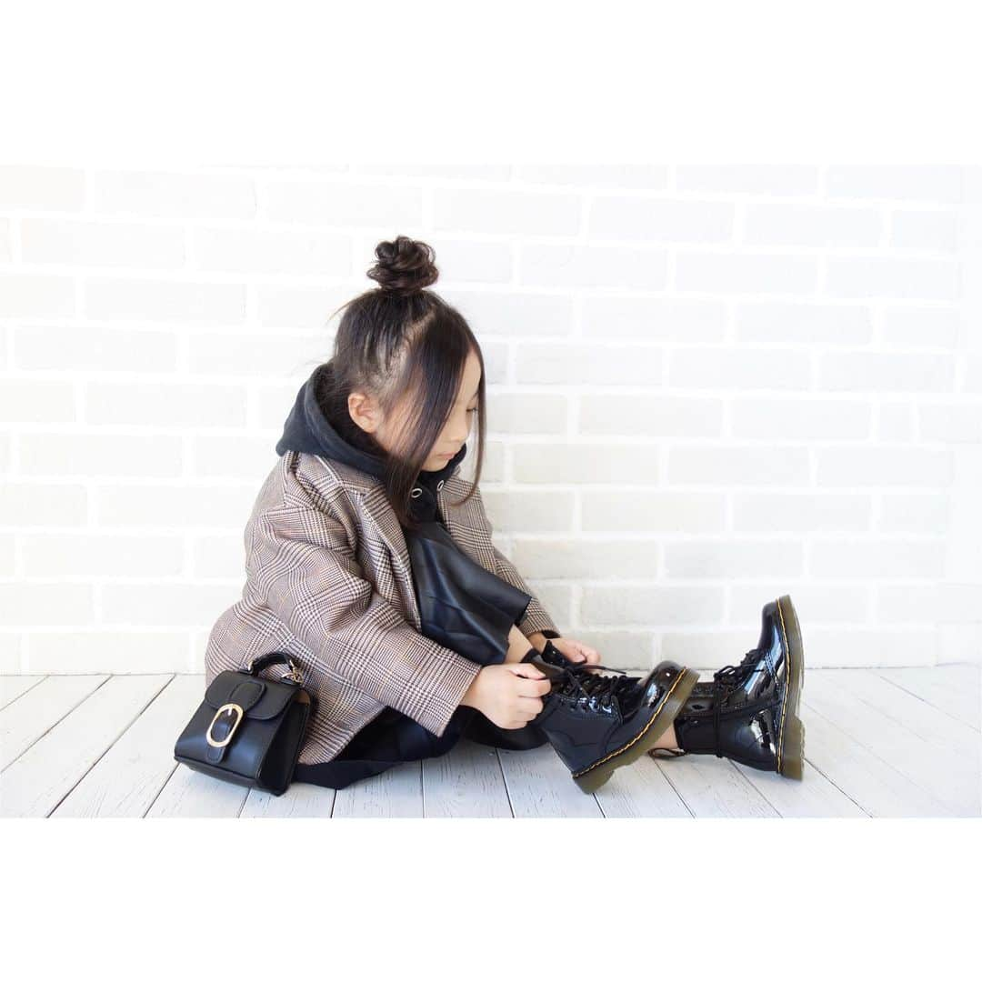 Saraのインスタグラム：「. coordinate♡ . @babyshop でGETした @drmartensofficial のブーツ🖤 . レザー調のプリーツスカートと チェック柄のコートで お姉さんコーデでした🌹 . @babyshop では、最大70%オフの ブラックフライデーセールを開催中！ 日本未入荷の商品も 今ならお得に購入できます✌️ . #babyshop #ベイビーショップ #ベイビーショップブラックフライデーセール #drmartens #ドクターマーチン #pr」