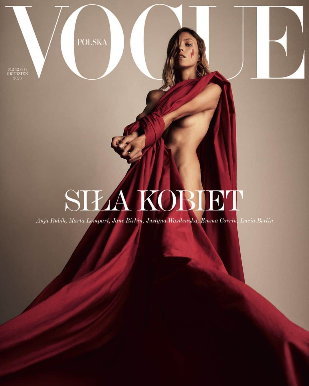 アニヤ・ルービックのインスタグラム：「1/3  @vogue.polska  .  Są to najważniejsze i najbardziej osobiste okładki oraz autoportrety w mojej karierze. Tworzenie obrazów jest moim językiem, sposobem w jaki wyrażam mój protest, mój bunt, naszą siłę, ból, złość i nadzieję. Wierzę, że fotografia ma ogromną moc, może przyciągać uwagę, wzbudzać emocje, rozpoczynać rozmowy, mobilizować nas do działania i do zmian. Prawo kobiety do wyboru jest papierkiem lakmusowym, czyli sprawdzianem, dla zdrowego, postępowego społeczeństwa. Decyzja Trybunału Konstytucyjnego  będzie miała wpływ na polską społeczność na dziesięciolecia. Władza zniewala kobiety zakazem aborcji i ograniczaniem praw reprodukcyjnych.  Prawa reprodukcyjne to prawa człowieka, gwarantują możliwość i wolność decydowania o naszym życiu, o naszym ciele, naszym zdrowiu i naszym losie!  #siłakobiet #wyroknakobiety #strajkkobiet #prawaczłowieka #prawakobiet #voguepolska  (ENGLISH) . 1/3 covers @vogue.polska  . These are the most important and personal covers and portraits in my career. Creating images (with a team or alone) is my language, the way I express myself, my protest, my rebellion, our strength, pain, anger and hope. I believe that photography has the power to attract attention, to evoke emotions, start  conversations, mobilize us to action and initiate change. A woman’s right to choose is the litmus test for a healthy, progressive society. This moment in time will affect the Polish community for decades to come. The state is suppressing women with their total ban on abortion and restriction of their reproductive rights. Reproductive rights are human rights, they guarantee the freedom to decide about our life, our bodies, our health and our destiny.」