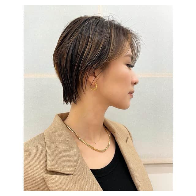 のインスタグラム：「#hair ぶぁっっっっさり、でしょ😝👍❤️ YouTubeを見てくれて、そして たくさんの嬉しい言葉をくれてありがとう🙏🍀 髪切ったぐらいでこれだけ興味持ってもらえるのは ほんとに幸せですよ、うん☺️🙌 @toyo0411 さんのハイライトカラーもかなり活きて 理想のショートヘアが仕上がりました‼️ ヘアカットYouTube、ぜひご覧ください💖 #ショートヘア#ヘアカット#ヘア動画#ヘアスタイル」