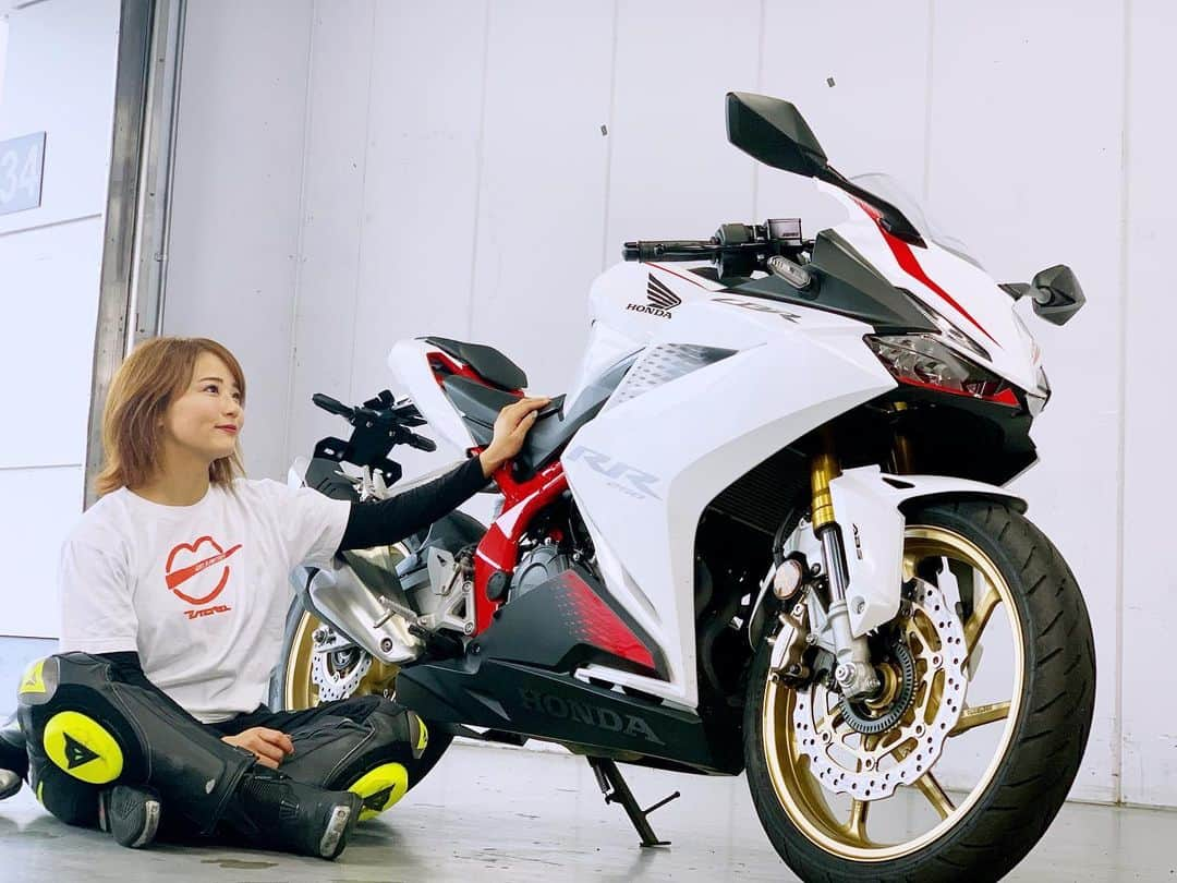 平嶋夏海さんのインスタグラム写真 - (平嶋夏海Instagram)「富士スピードウェイでHONDA CBR250RRに乗ったよ☺️🍀✨ #平嶋二輪 #オートバイ女子部 #マックスゾーンmini  #webオートバイ #バイク女子 #オト女 #DAINESE #ダイネーゼ」11月23日 19時18分 - natsuminsta528