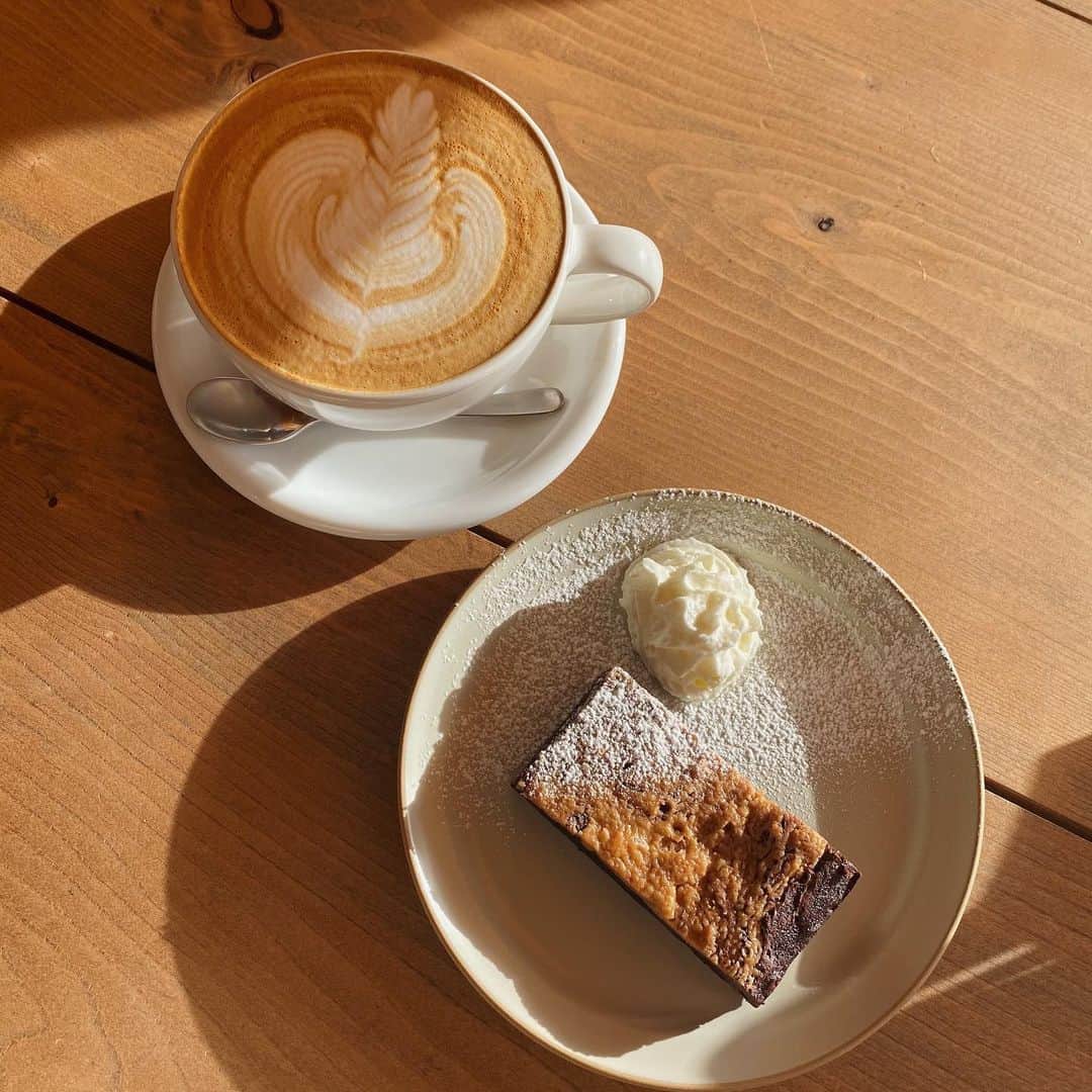 Eri Koyamaのインスタグラム：「. ピーナッツバターブラウニー美味🤎 . . #cafe #cafestagram」