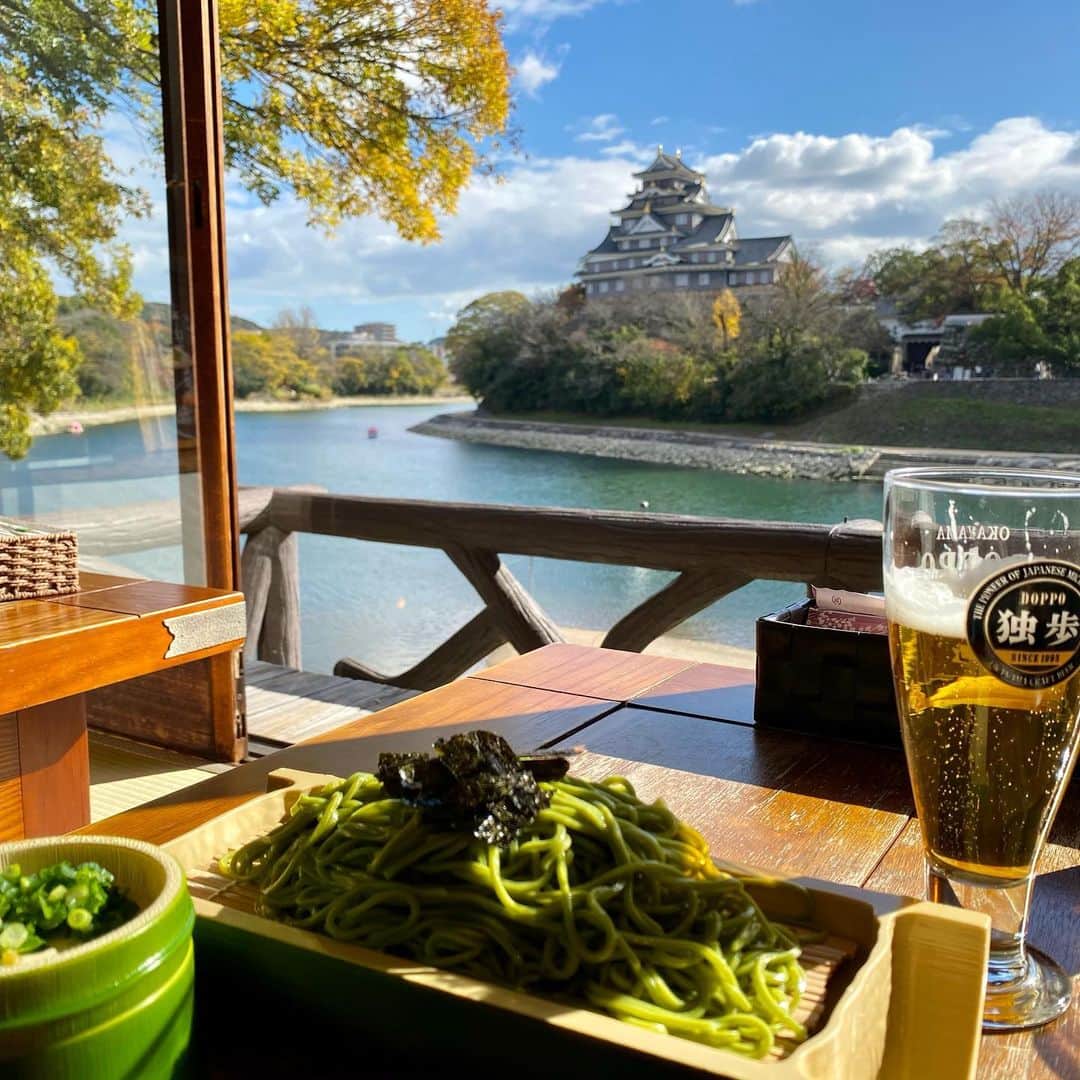 堀江淳のインスタグラム：「至福のひと時！ #岡山  #岡山城 #岡山後楽園 #後楽園 #茶そば #地ビール #岡山観光 #GoToトラベル  #メモリーグラス  #堀江淳  #ザベストテン  #昭和歌謡  #1981年  #水割りをください  #弾き語り  #ライブ」
