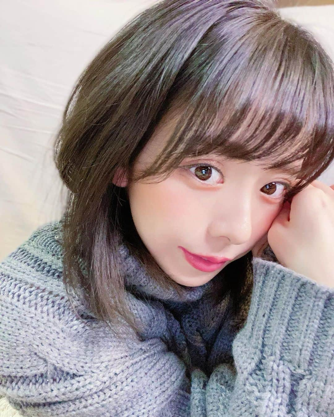 まんまるとまとさんのインスタグラム写真 - (まんまるとまとInstagram)「color change♡ BLACK💕 ・ 髪の毛そめたよ☺️ そして 少しずつ伸びてきた💕 けど切りたいなぁ💇‍♀️♡ ・ ・ #black #japanese #japan  #ニットコーデ #ニット #黒髪  #150cmコーデ #ショートヘア #サロンモデル  #セルフィー #イチナナライバー #イチナナ #裸眼メイク #自まつ毛メイク #まつ毛美容液  #まつげパーマ #アッシュグレー」11月23日 19時22分 - manmaru_tomato