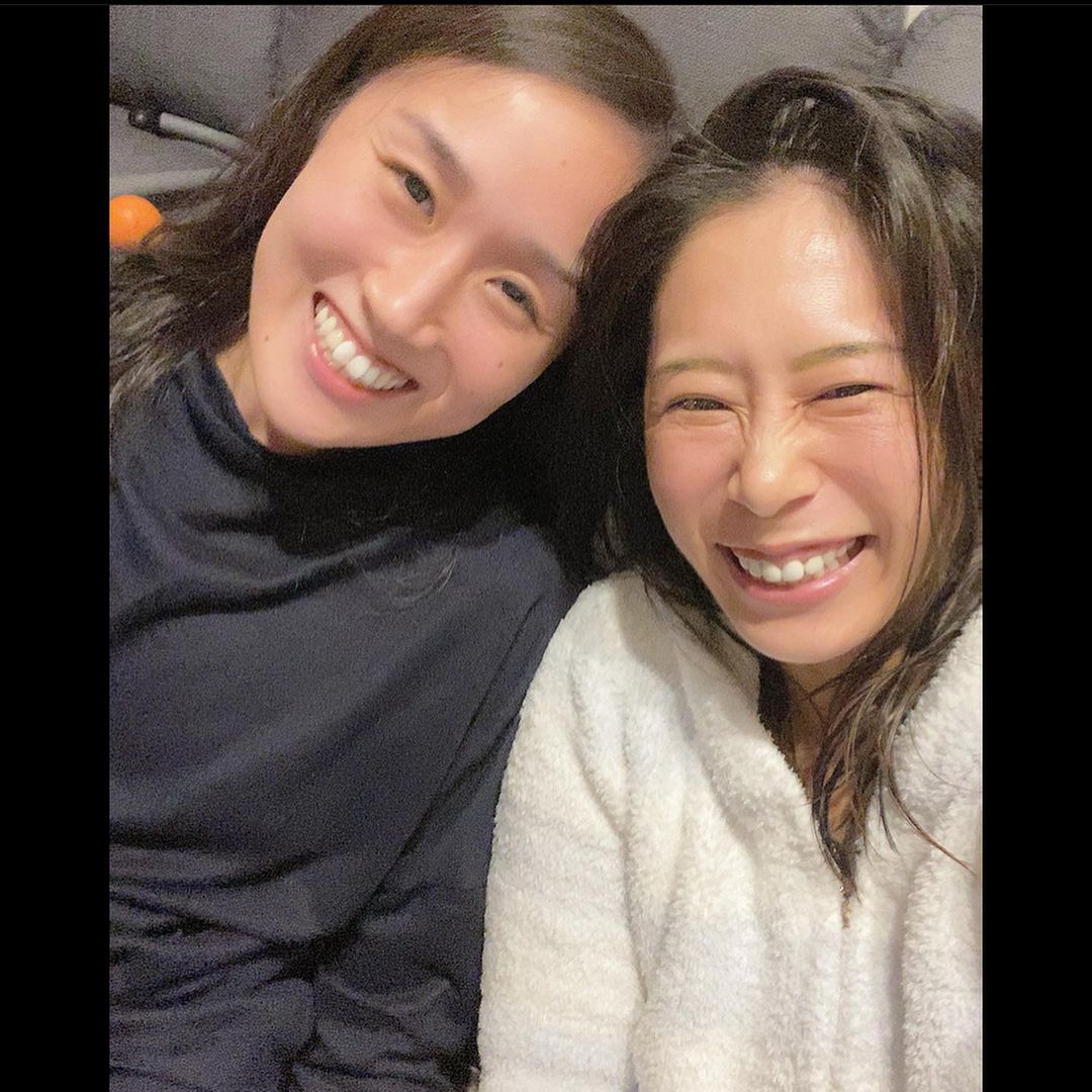 中川真依さんのインスタグラム写真 - (中川真依Instagram)「. @chisadoki 1年以上ぶりの再会〜🥰✨ 楽しい夜でした🥂🍲✨✨ . 娘の大好物🍮プリンをお土産に持ってきてくれて、朝から本を読んでくれたりと娘も楽しかったみたい☺️🧡 ちーちゃんありがとね〜😆また来て〜💕  #シンクロ #artisticswimming  #飛び込み #diving  #もつ鍋パーティー #でも #スーパーで買った #もつに大不満だったので #またリベンジしよ 🙄 #mai飯🍳」11月23日 19時23分 - maimai.47