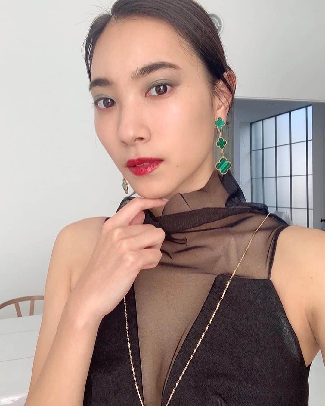 横川莉那のインスタグラム：「. 💄🖤 カーキのアイシャドウが かわいい〜🦖✨ イヤリングの緑と合う🦖🌼 . . #Dior」