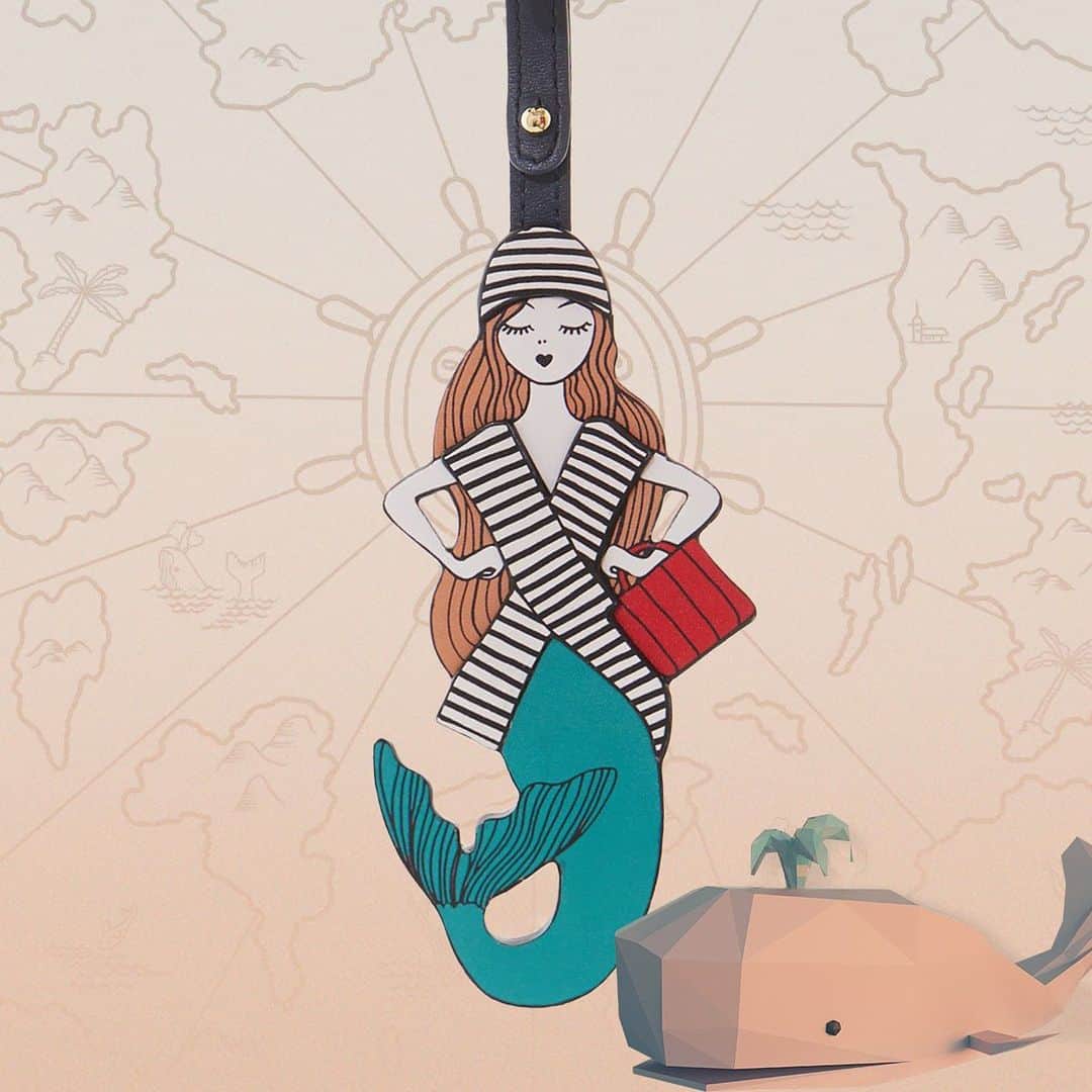 マックスマーラさんのインスタグラム写真 - (マックスマーラInstagram)「#TreasureIslandMaxMara is full of gift ideas. The #MaxMara mermaid charm is a perfect example of one of the brand's most distinguished traits: attention to detail. In soft leather, the charm depicts a mermaid's silhouette with the timeless #WhitneyBag.  #MaxMaraFW20 #FW20」11月23日 19時23分 - maxmara