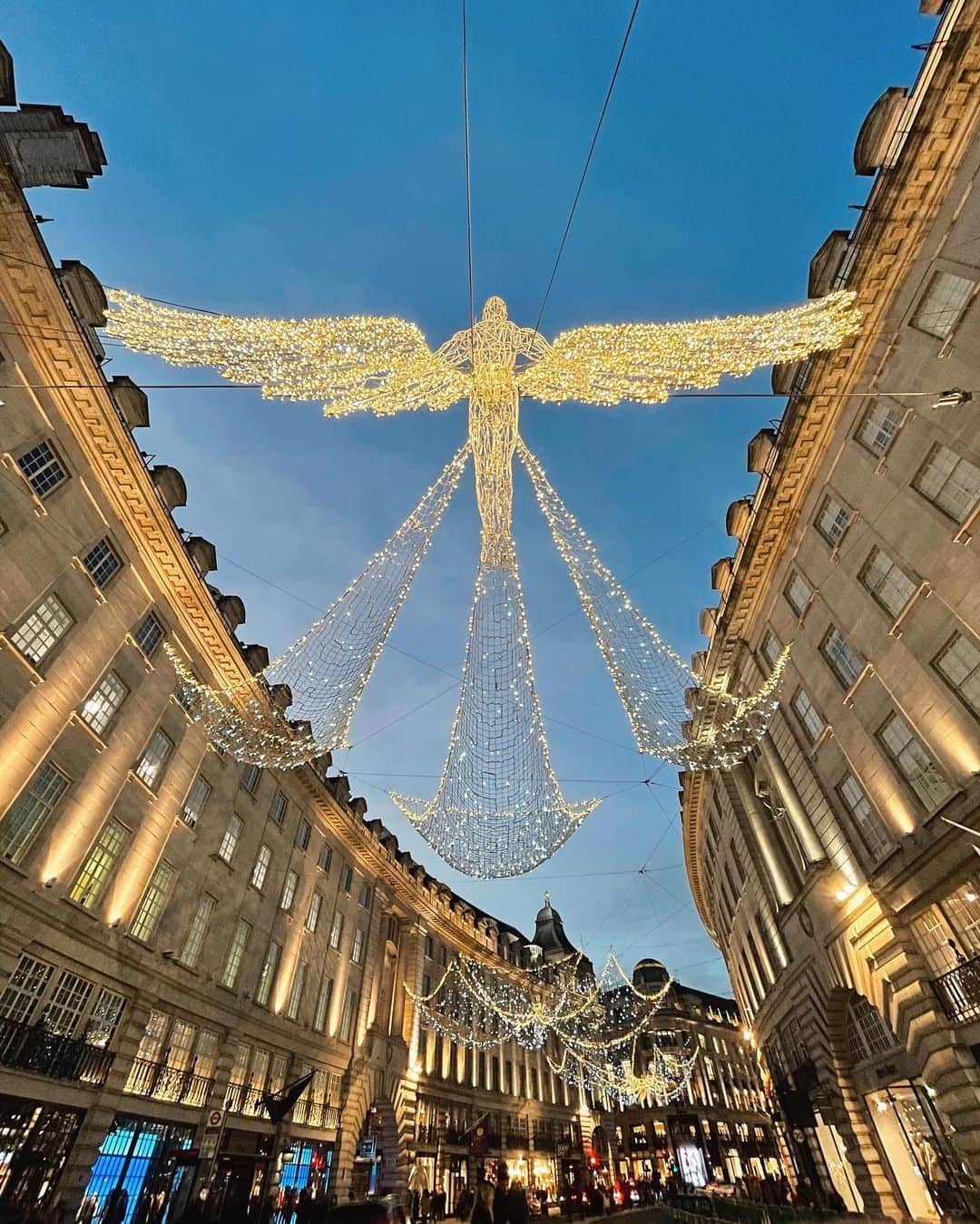 @LONDON | TAG #THISISLONDONさんのインスタグラム写真 - (@LONDON | TAG #THISISLONDONInstagram)「✨The angels of #RegentStreet! ✨ They look magical every year! ✨ // 📸 @mrlondon  ___________________________________________  #thisislondon #lovelondon #london #londra #londonlife #londres #uk #visitlondon #british #🇬🇧 #londonchristmas」11月23日 19時24分 - london