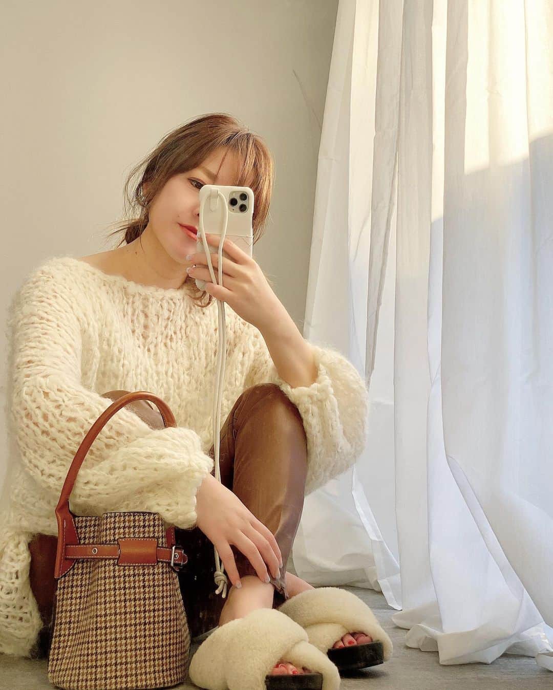 akiii031のインスタグラム：「三連休もひたすら韓ドラw。 次は何みよっかな💭  knit @plage_jp  pants @zara  bag @aulii_amomentofhappiness  sandals @jilsander」