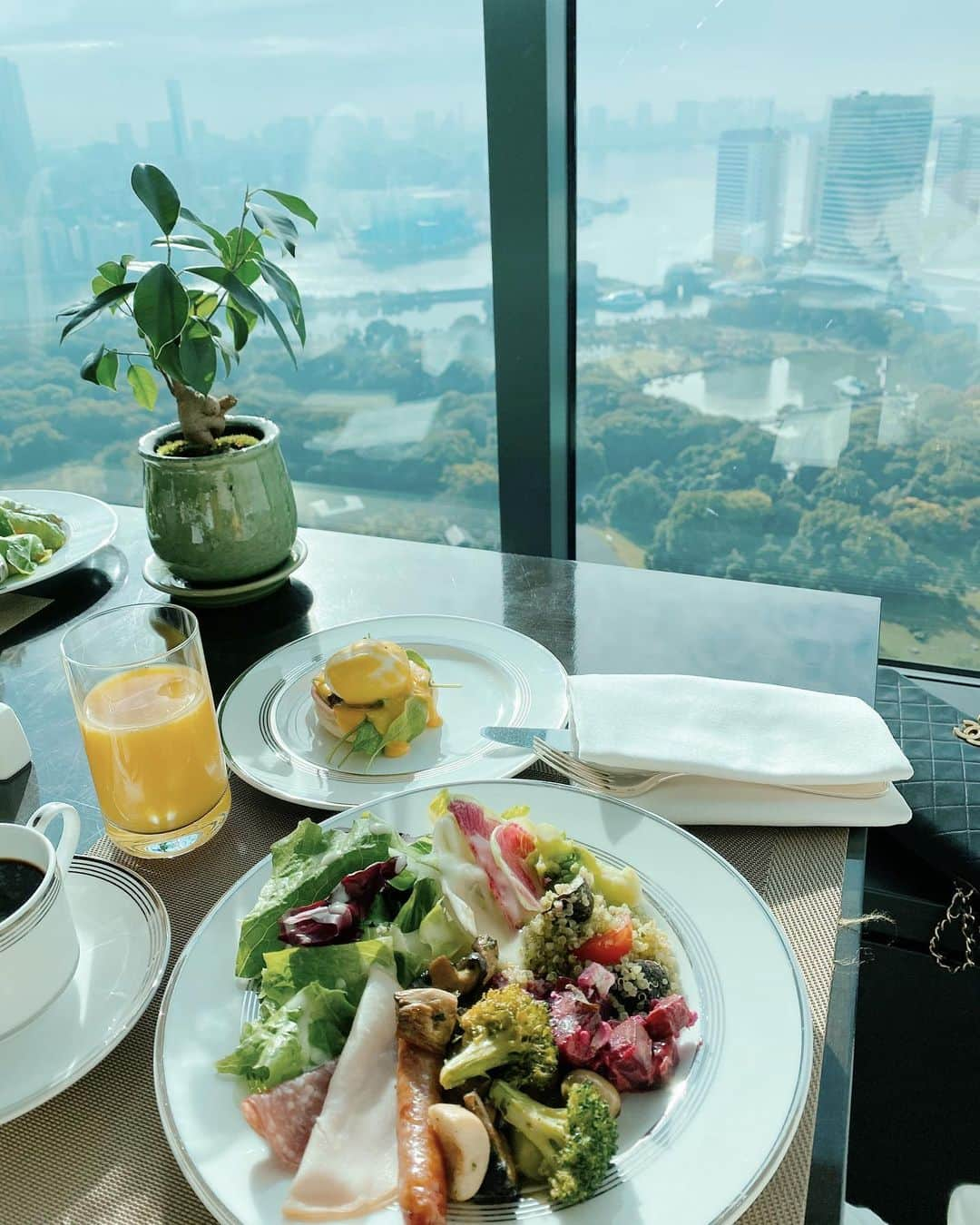 久林紘子さんのインスタグラム写真 - (久林紘子Instagram)「📍Conrad Tokyo  ちょっと前に初めてGo To トラベルを利用してステイしてきたコンラッド東京🛁  こんな機会がないと都内ステイする機会もあまりないから、繁忙期ながらも強制リフレッシュできてよかった😂✨  今回泊まったエグゼクティブシティールームツインのプランは、エグゼクティブラウンジ(👉Photo 2&3)でcheckinも checkoutもできて、Go Toで混んでるロビーをパスできて助かりました🙌  レストランは一部時間によって休業していて、 Ceriseのモーニングも密にならないように風花さんも解放していて、普段だったら望めない浜離宮を見ながらモーニング☕️🌿🙌 ＿＿＿＿＿＿＿＿＿＿＿＿＿＿＿＿＿＿＿＿＿＿  #conradtokyo #conrad #conradhotel #コンラッド東京 #gotoキャンペーン #gotoトラベル #ホテル好き #東京モーニング ﻿#ステイケーション #ワーケーション #ホテル好き ﻿#ホテル好きな人と繋がりたい #ホテルステイ #東京ホテル #ホテルモーニング」11月23日 19時25分 - rohicocco